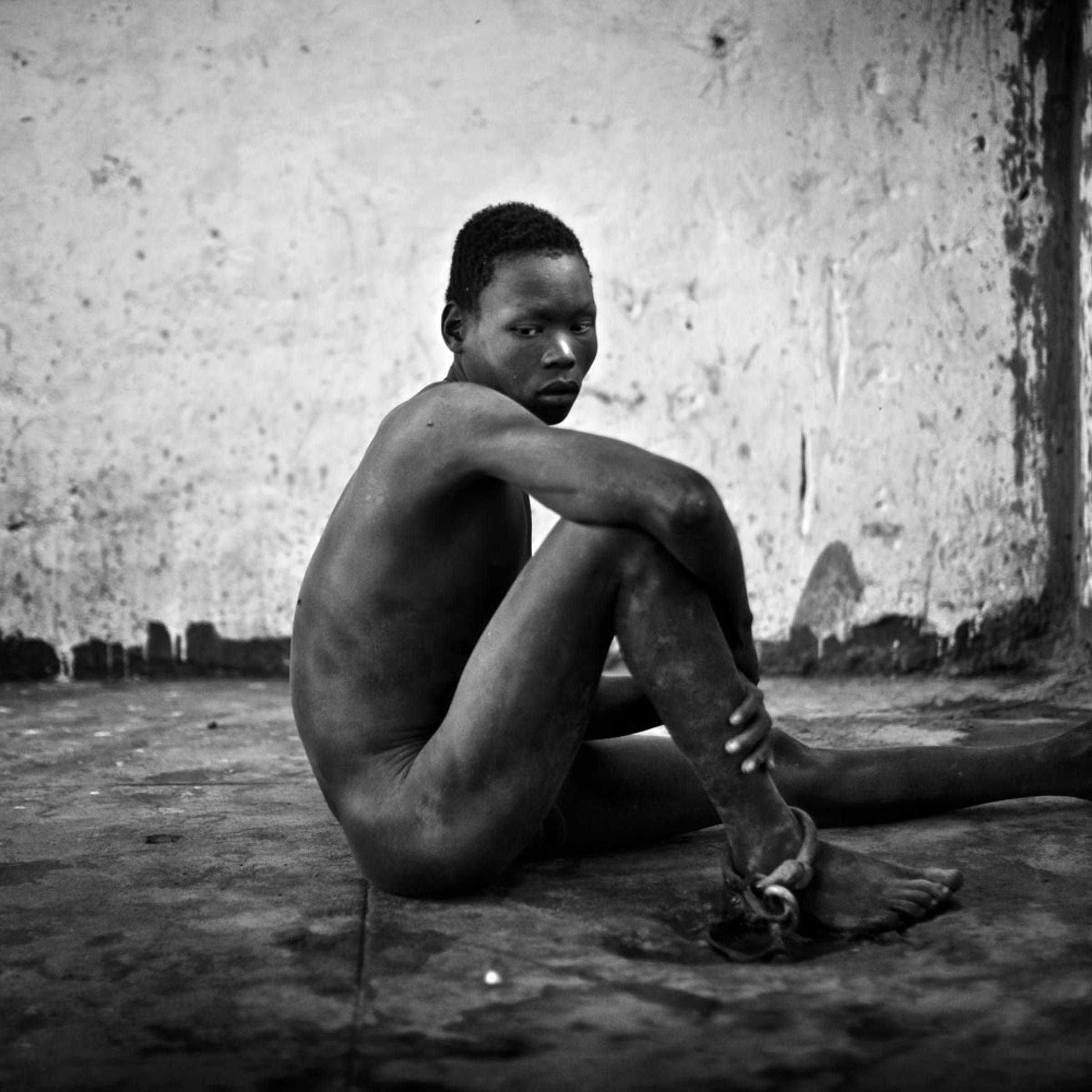 Severely mentally disabled men and women are shackled and locked away in Juba Central Prison for years on end. The new nation of South Sudan faces a tremendous challenge to build a modern country capable of caring for all of its citizens. Juba, Sudan. Ja