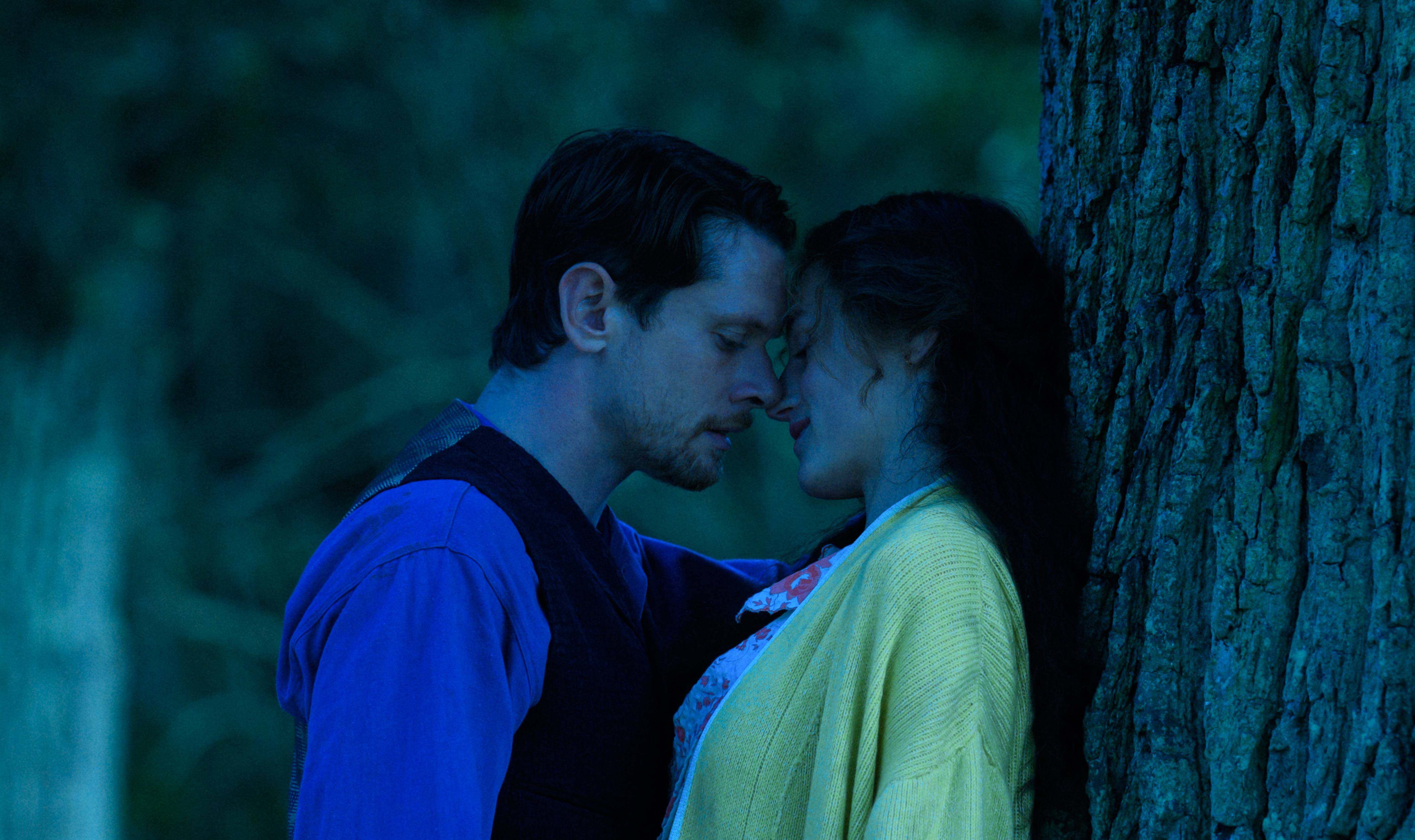Lady Chatterley's Lover. (L to R) Jack O'Connell as Oliver, Emma Corrin as Lady Constance in Lady Chatterley's Lover. Cr. Parisa Taghizadeh/Netflix © 2022.