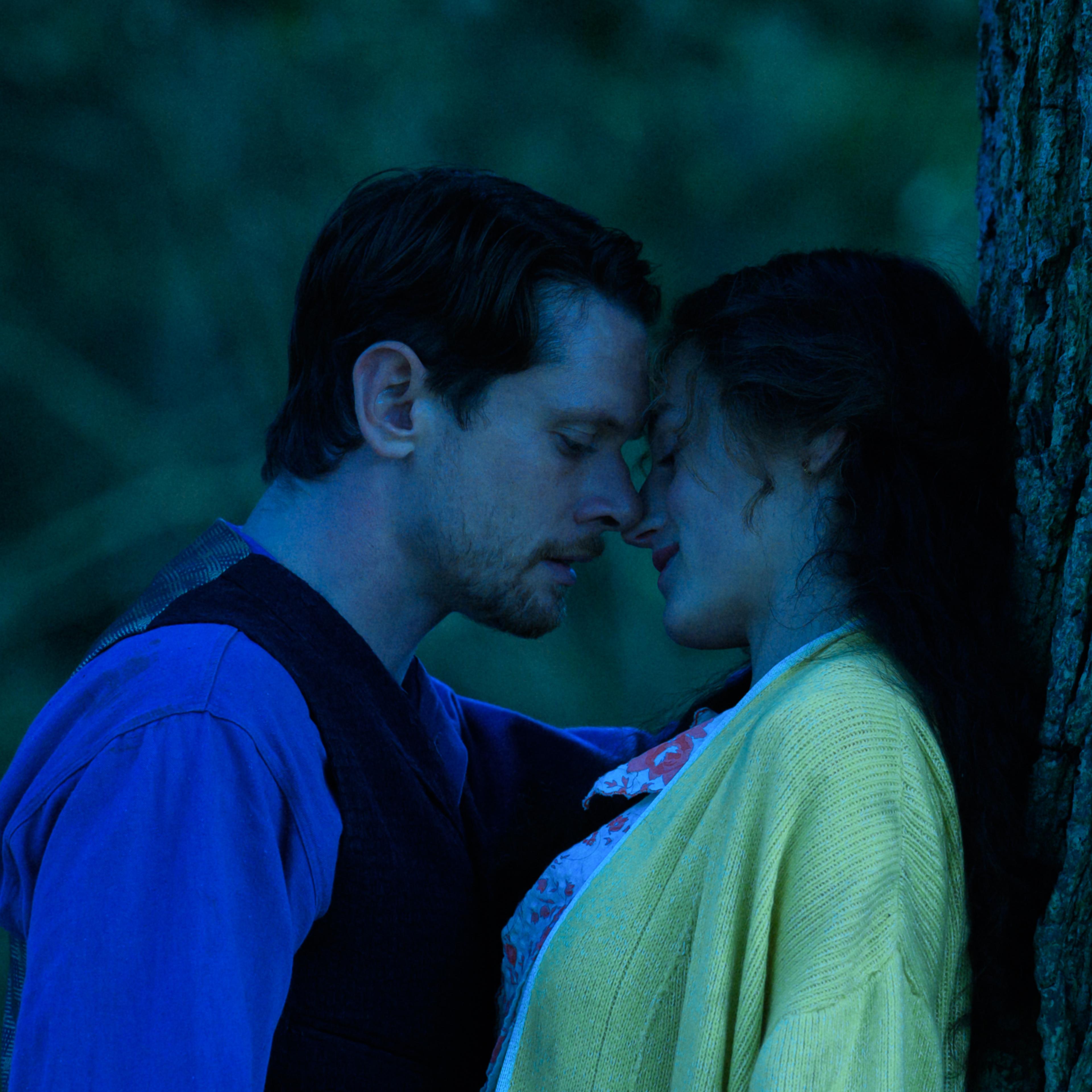 Lady Chatterley's Lover. (L to R) Jack O'Connell as Oliver, Emma Corrin as Lady Constance in Lady Chatterley's Lover. Cr. Parisa Taghizadeh/Netflix © 2022.