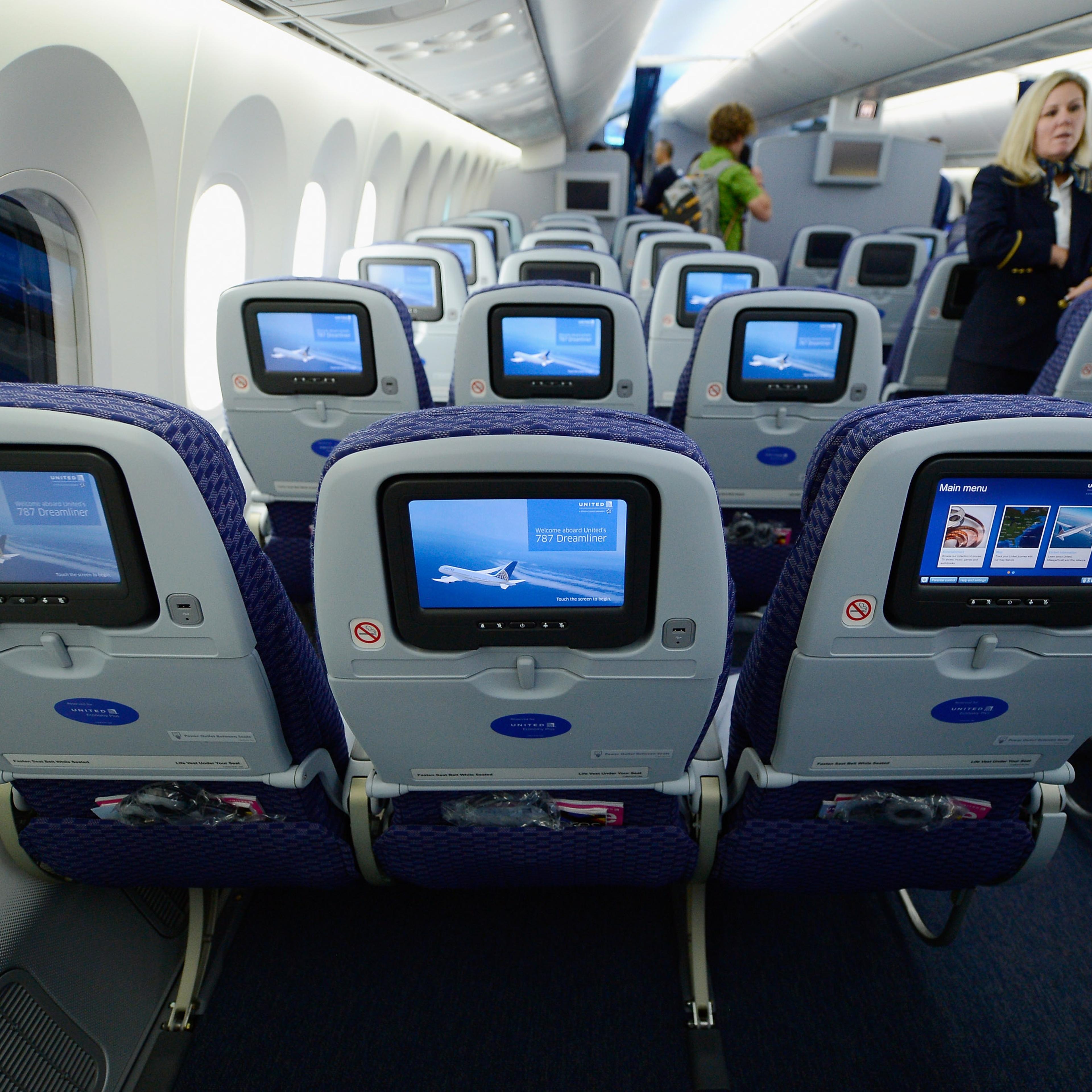 United Airlines Highlights A 787 Dreamliner