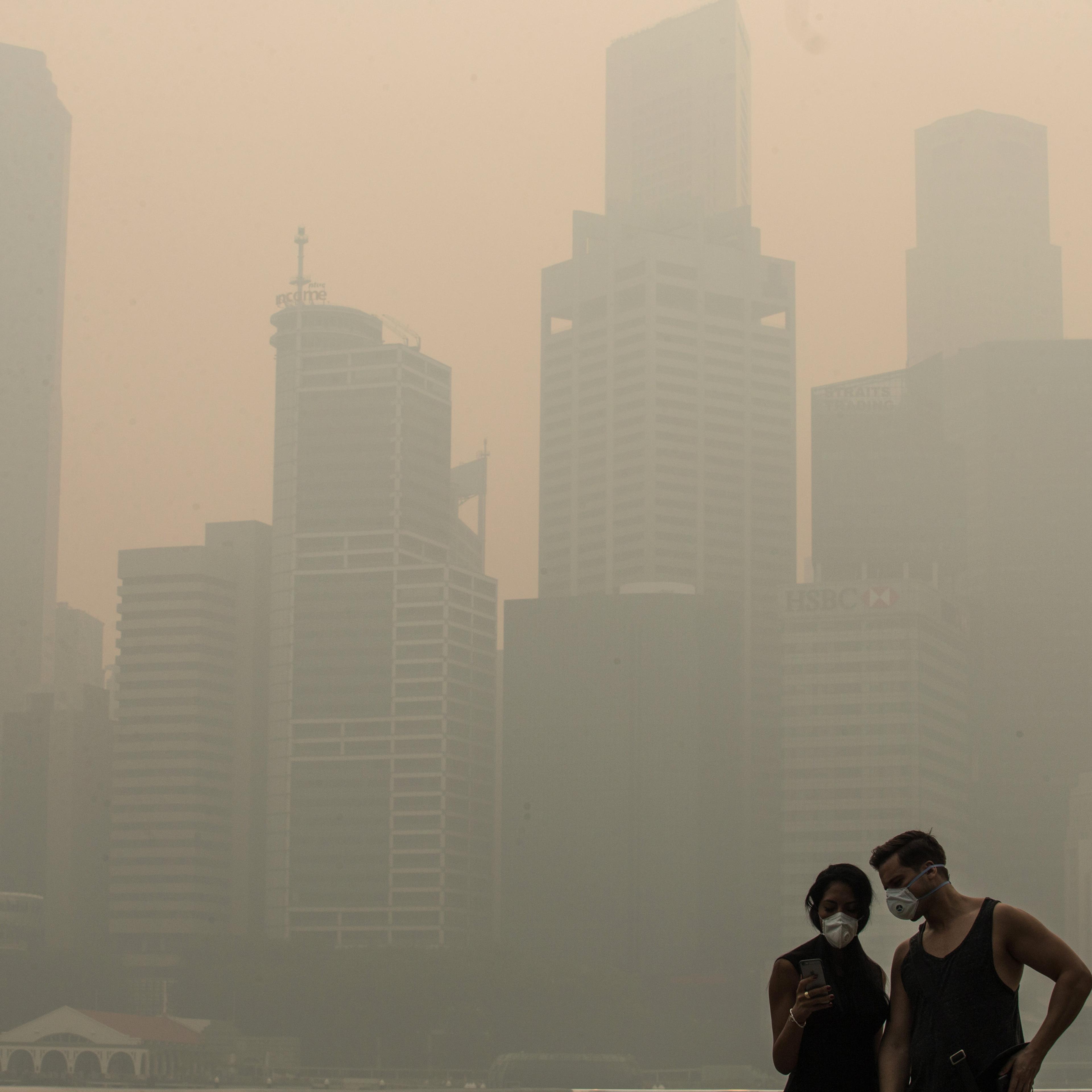Smog at Hazardous as Singapore Spars With Jakarta on Fires