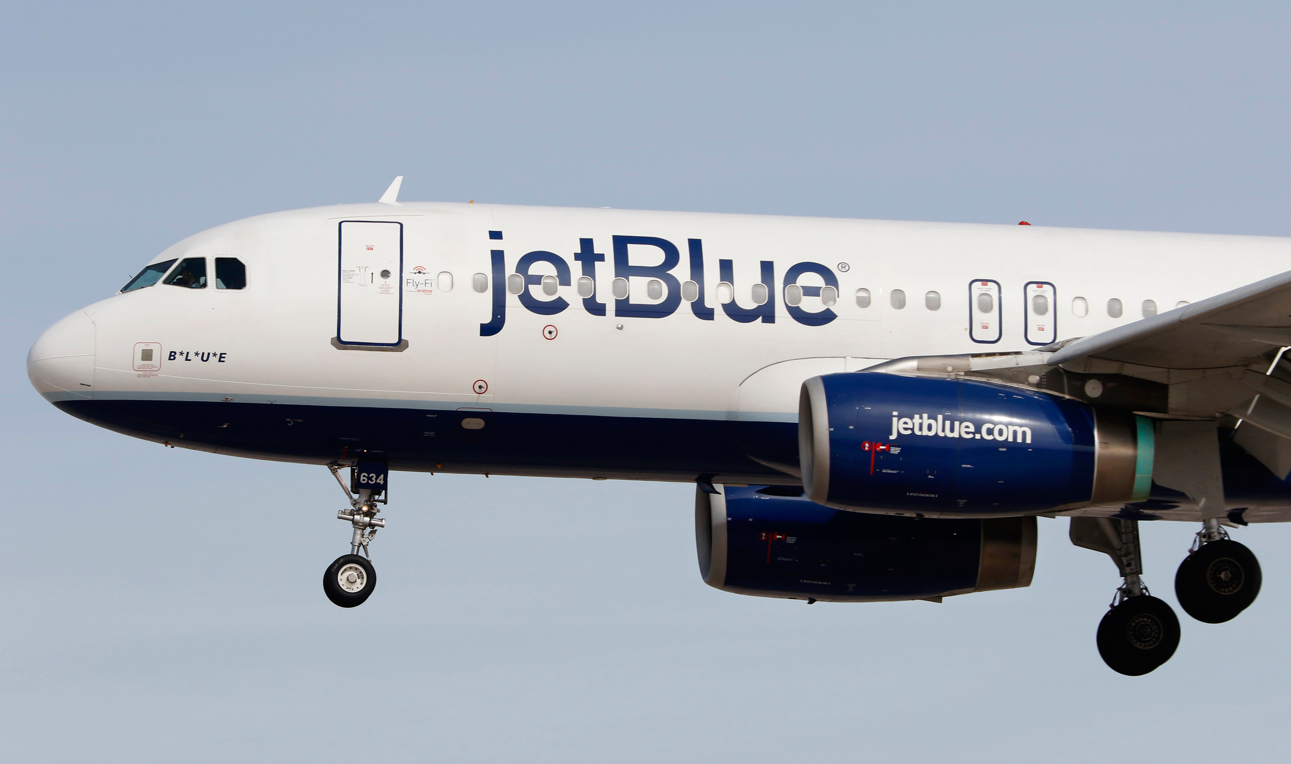 An Airbus A320 jetliner, belonging to JetBlue Airways, lands at McCarran International Airport in Las Vegas, Nevada on Mar. 2, 2016. (Larry MacDougal via AP)