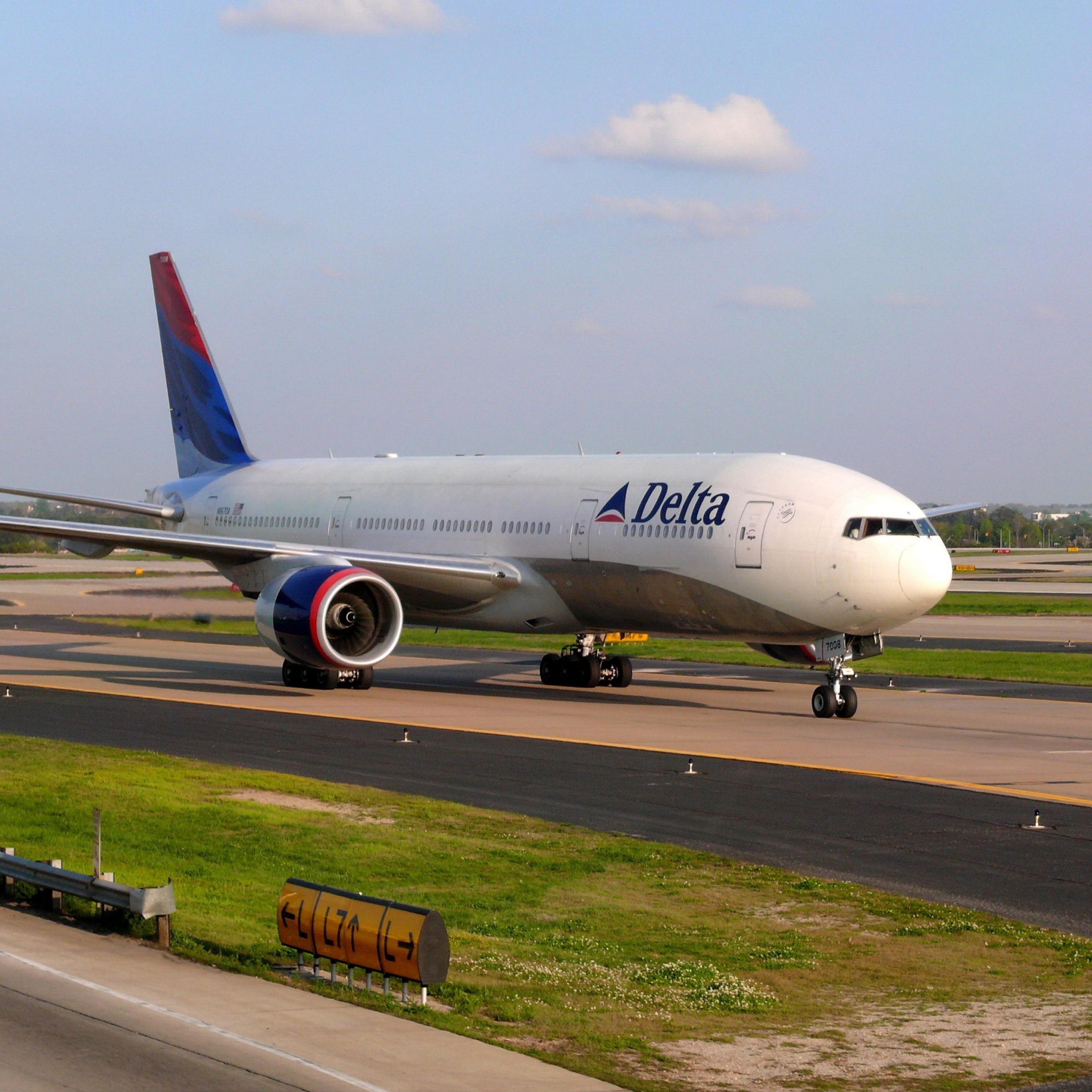USA - Atlanta: airplane Boeing B777-200LR of Delta Air Lines