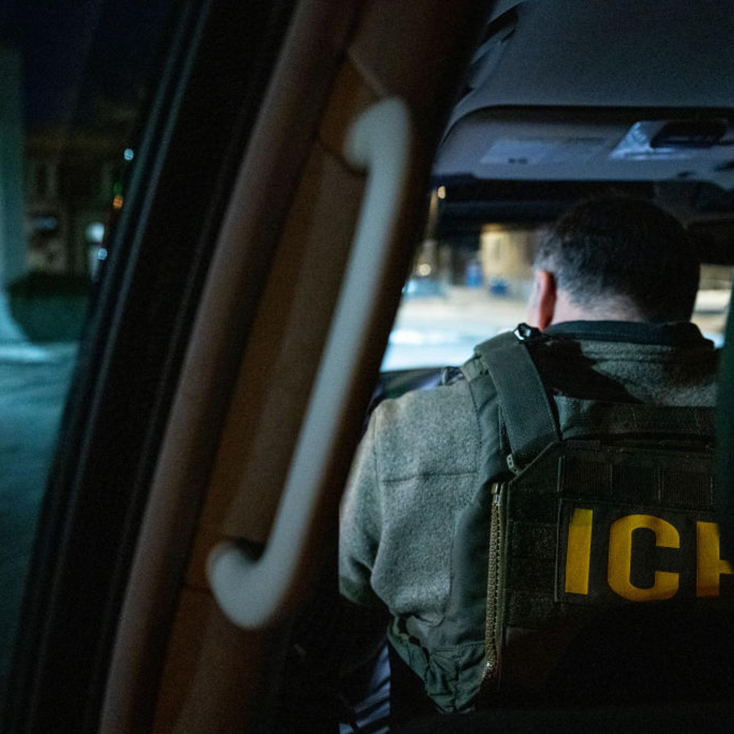 ICE Agents Carry Out Raid On Undocumented Immigrants In Chicago