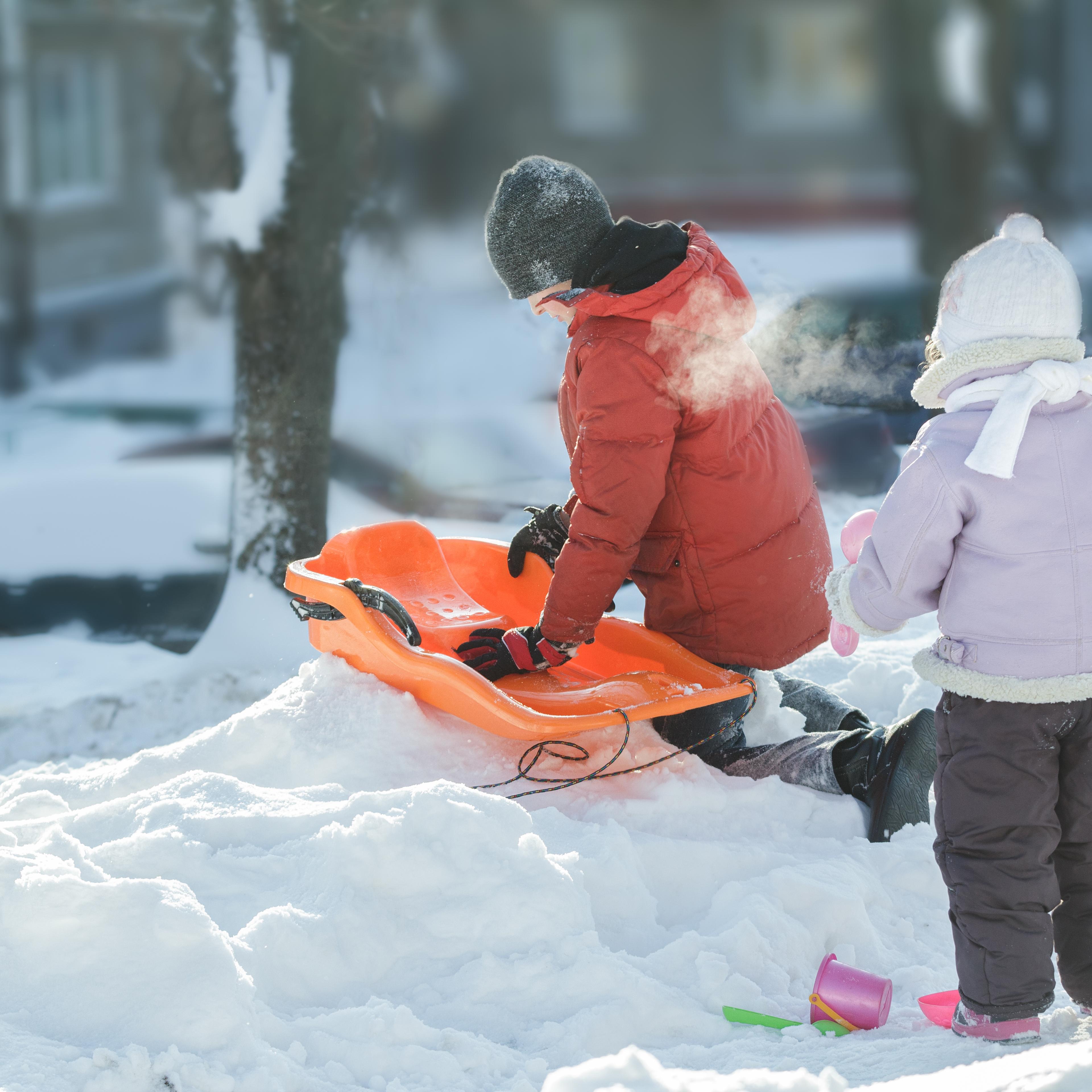 children-play-snow