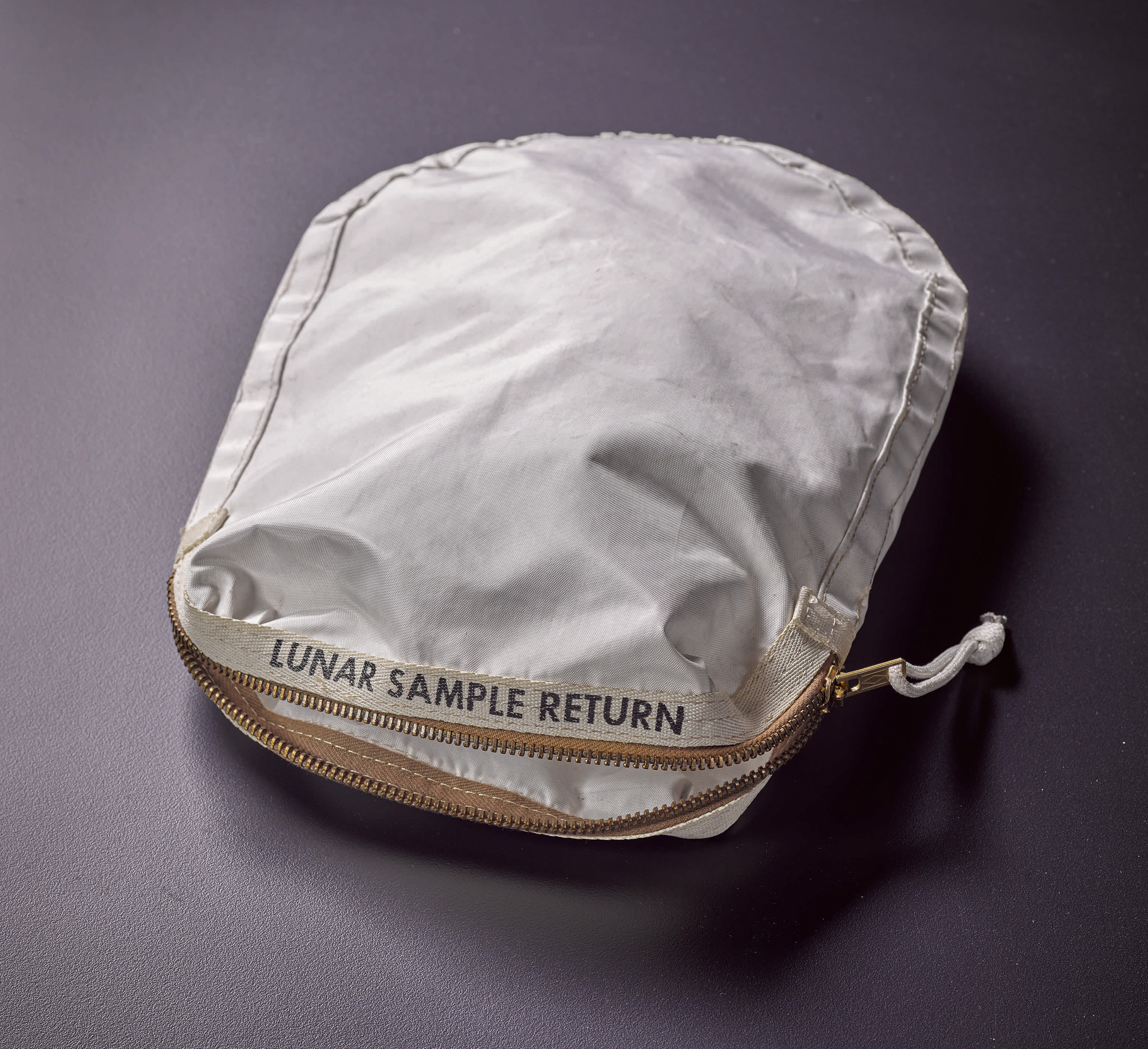 Apollo 11 Contingency Lunar Sample Return Bag（アポロ11号 月サンプル回収バッグ）