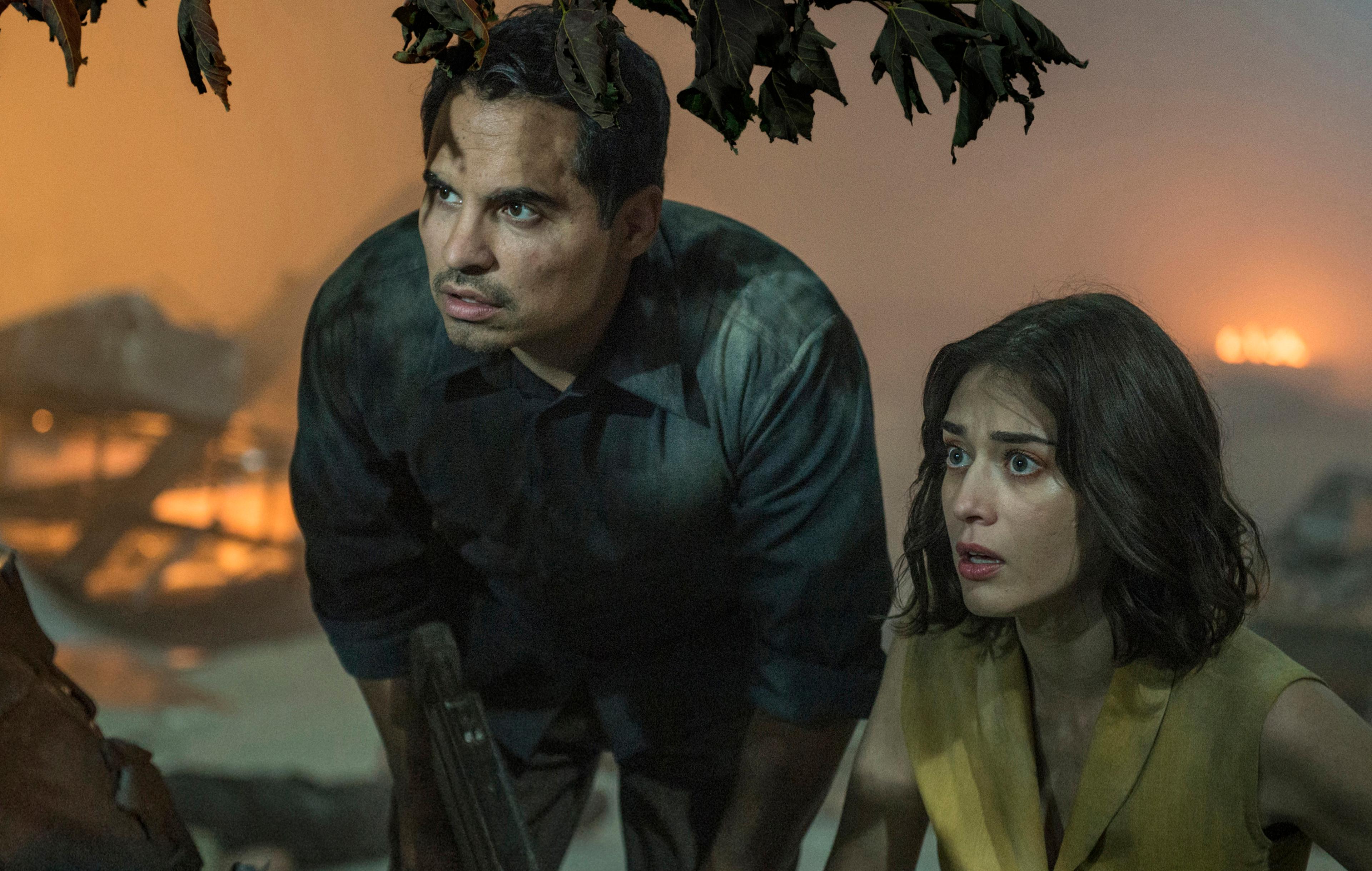 Peter e Alice tentam escapar da invasão no filme Extinção
