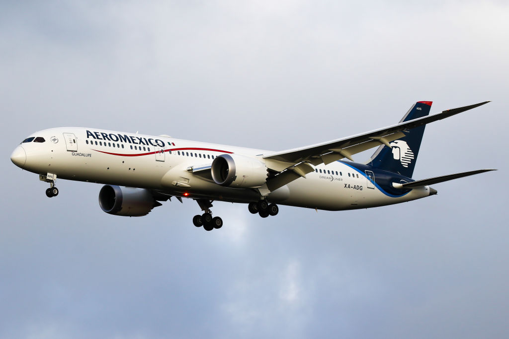 AeroMexico Boeing 787 Dreamliner aircraft on final approach