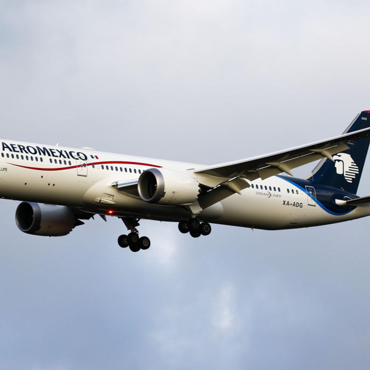 AeroMexico Boeing 787 Dreamliner aircraft on final approach