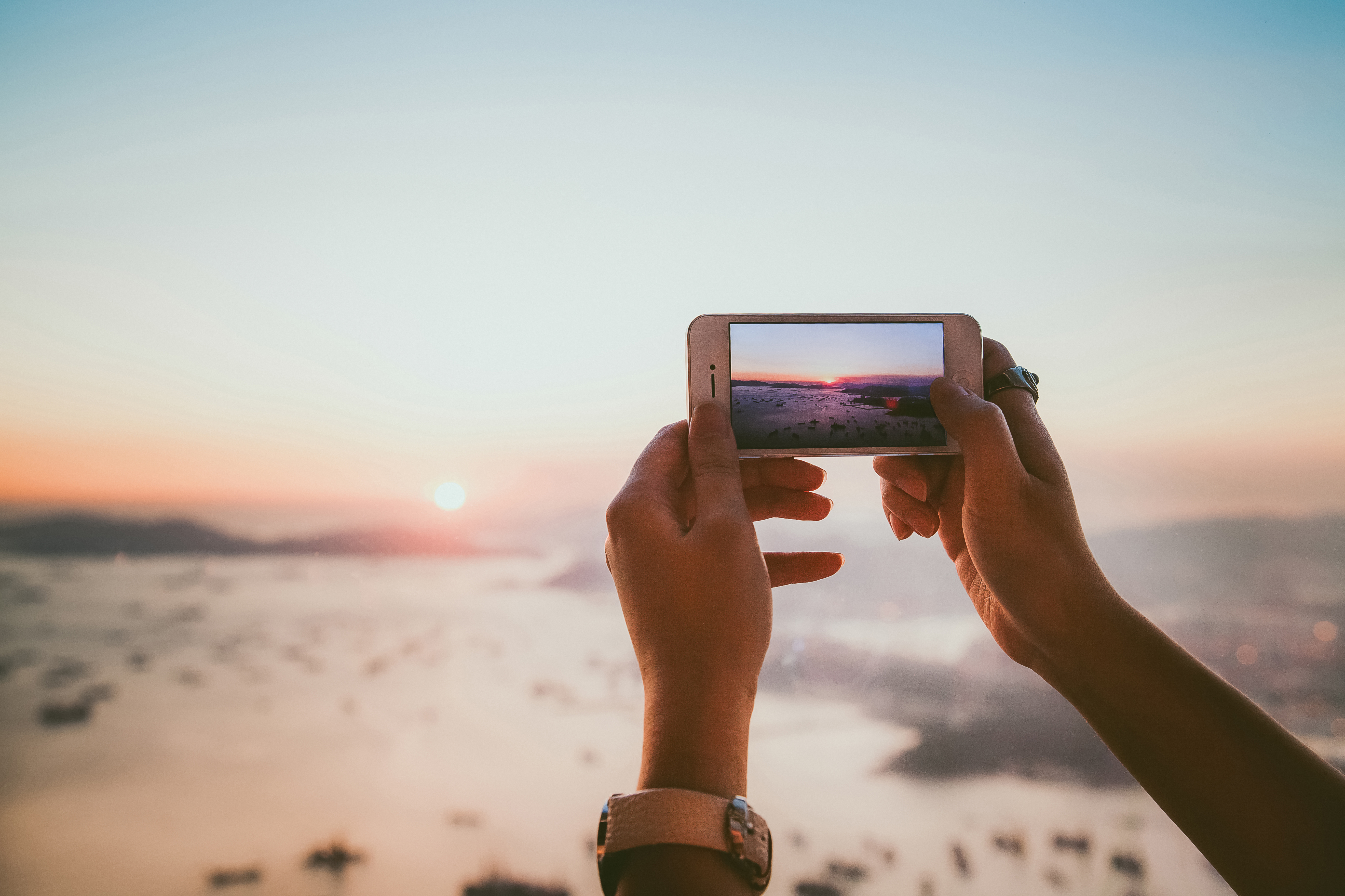 taking-picture-smartphone