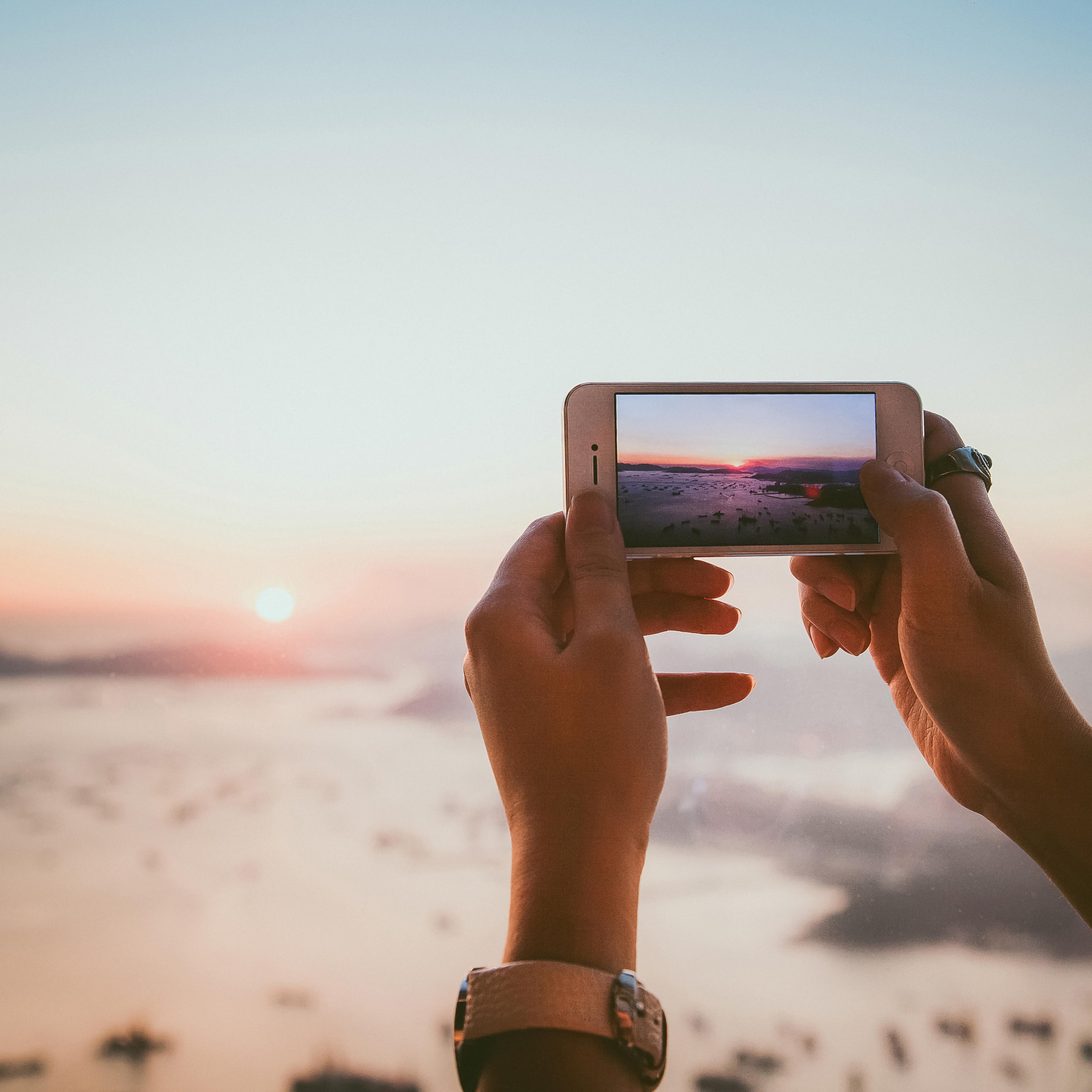 taking-picture-smartphone