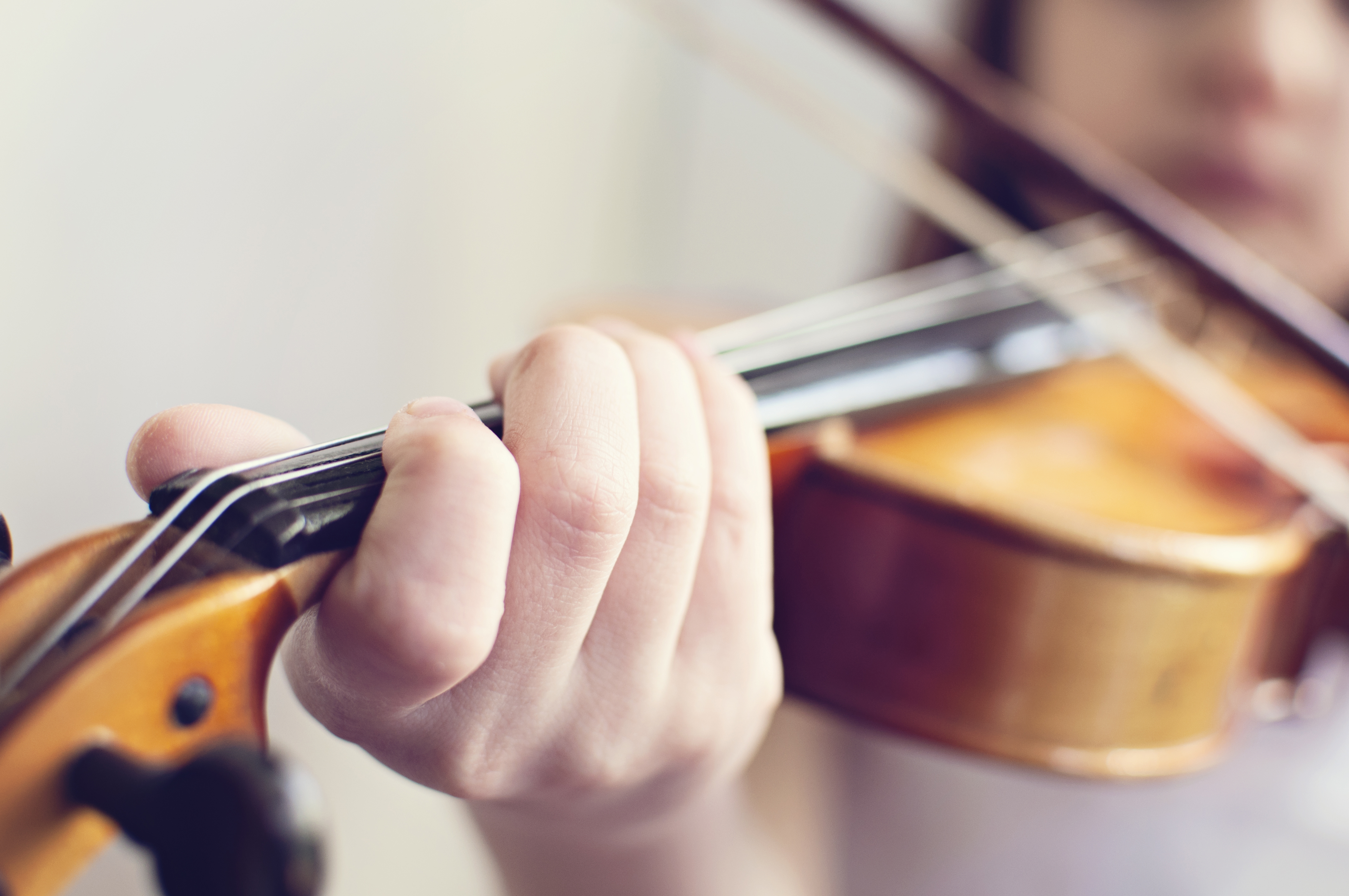 girl-playing-violin