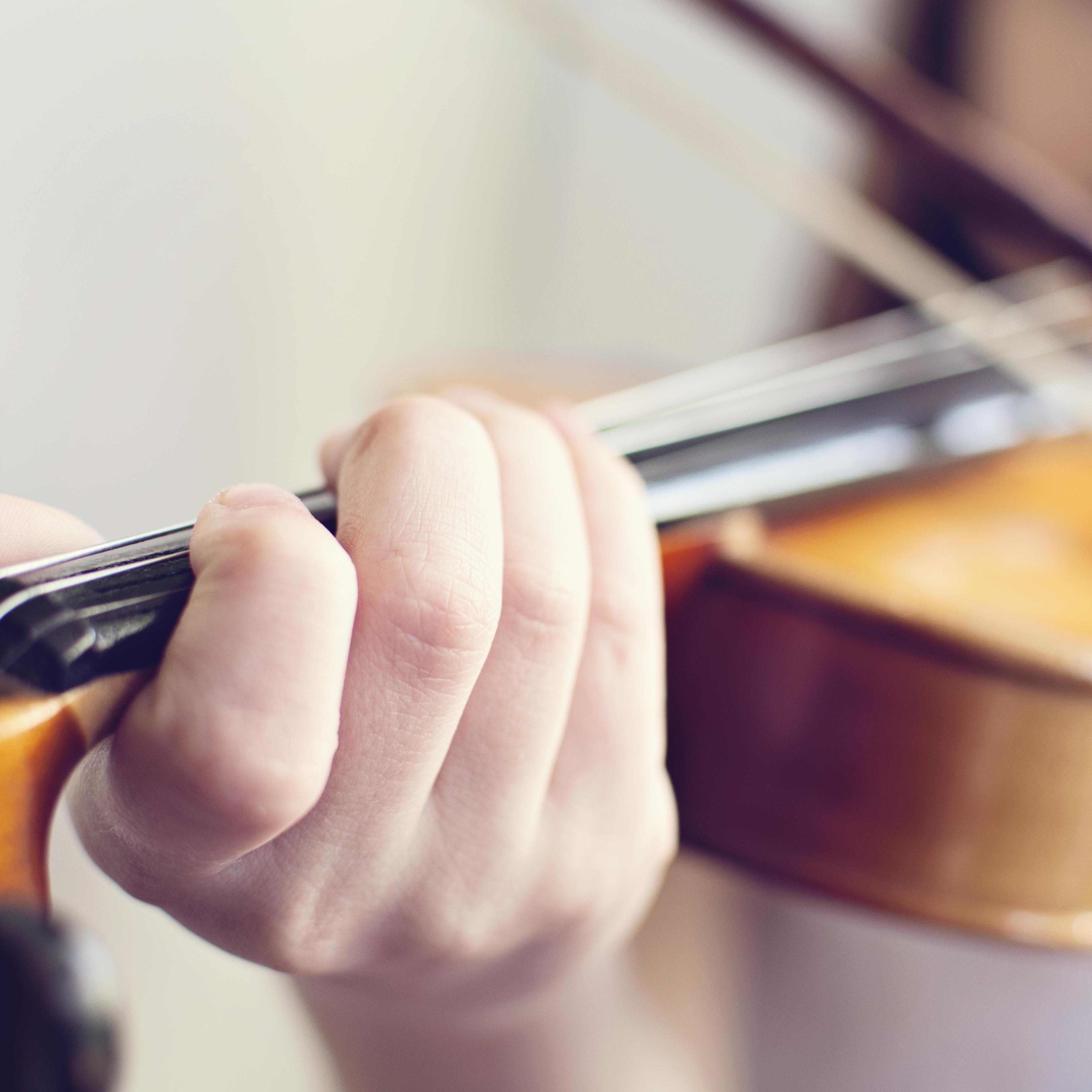 girl-playing-violin