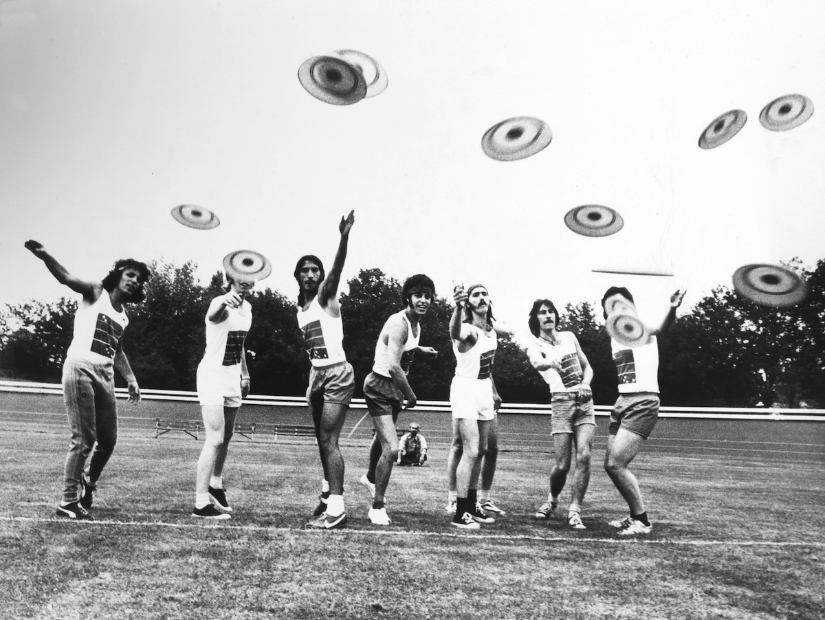 1966, ENGLAND, FRISBEE TREND
