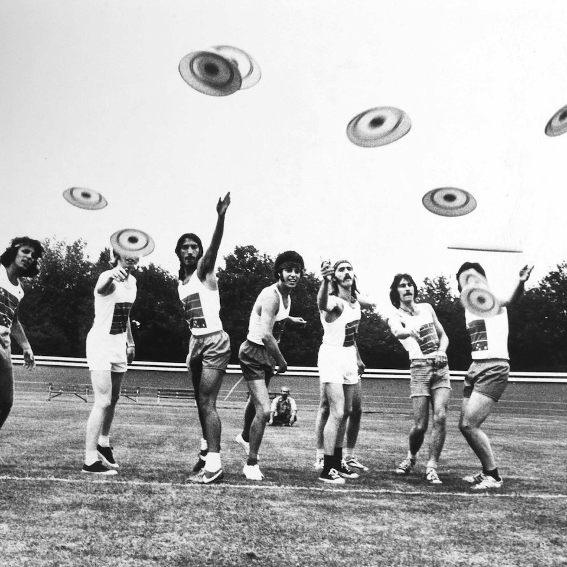 1966, ENGLAND, FRISBEE TREND