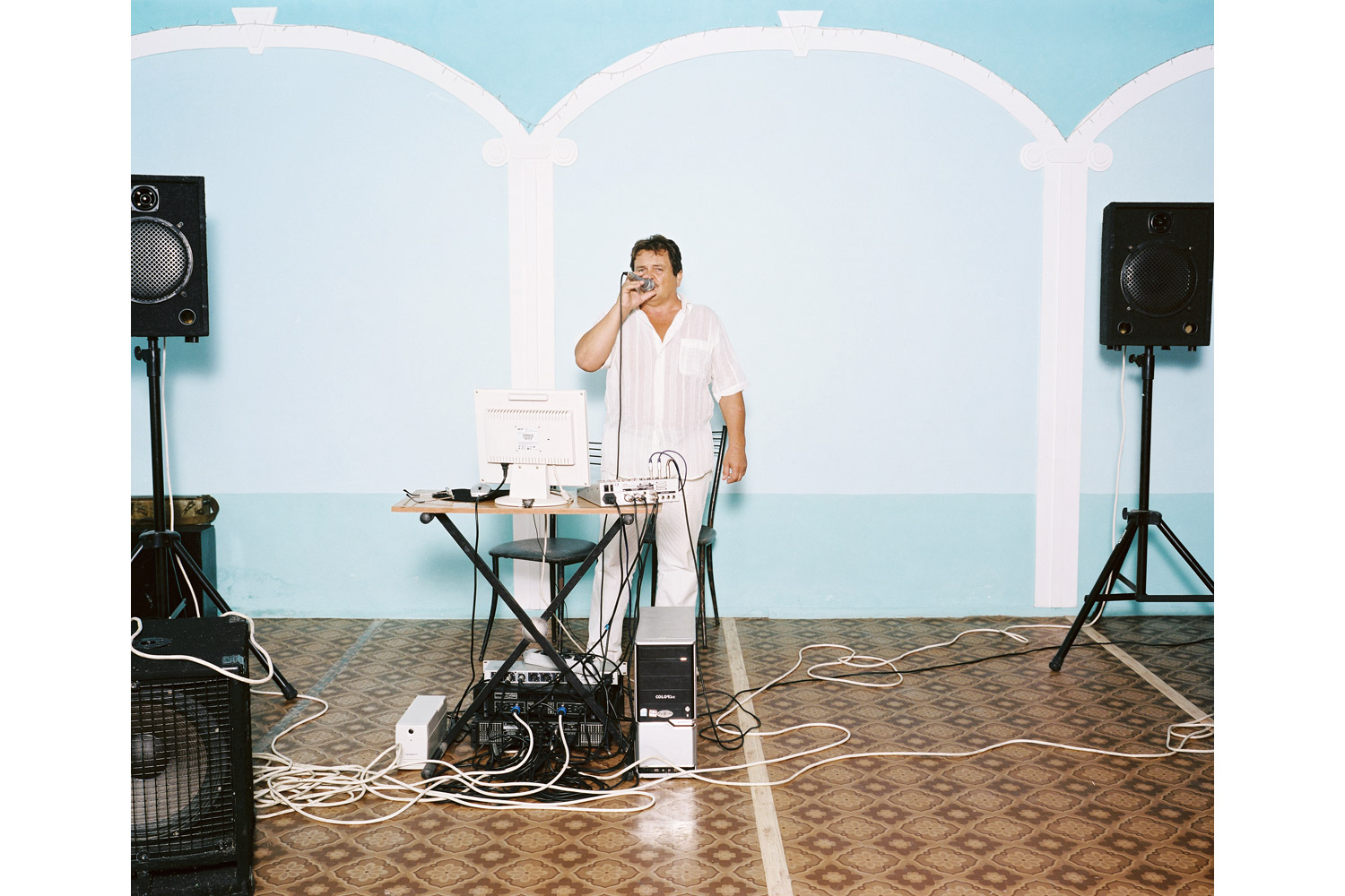 Sergey Ivanov sings Zelenoglazoe taksi ("Green taxi") Zhemchuzhina restaurant, Novomikhailovsky.