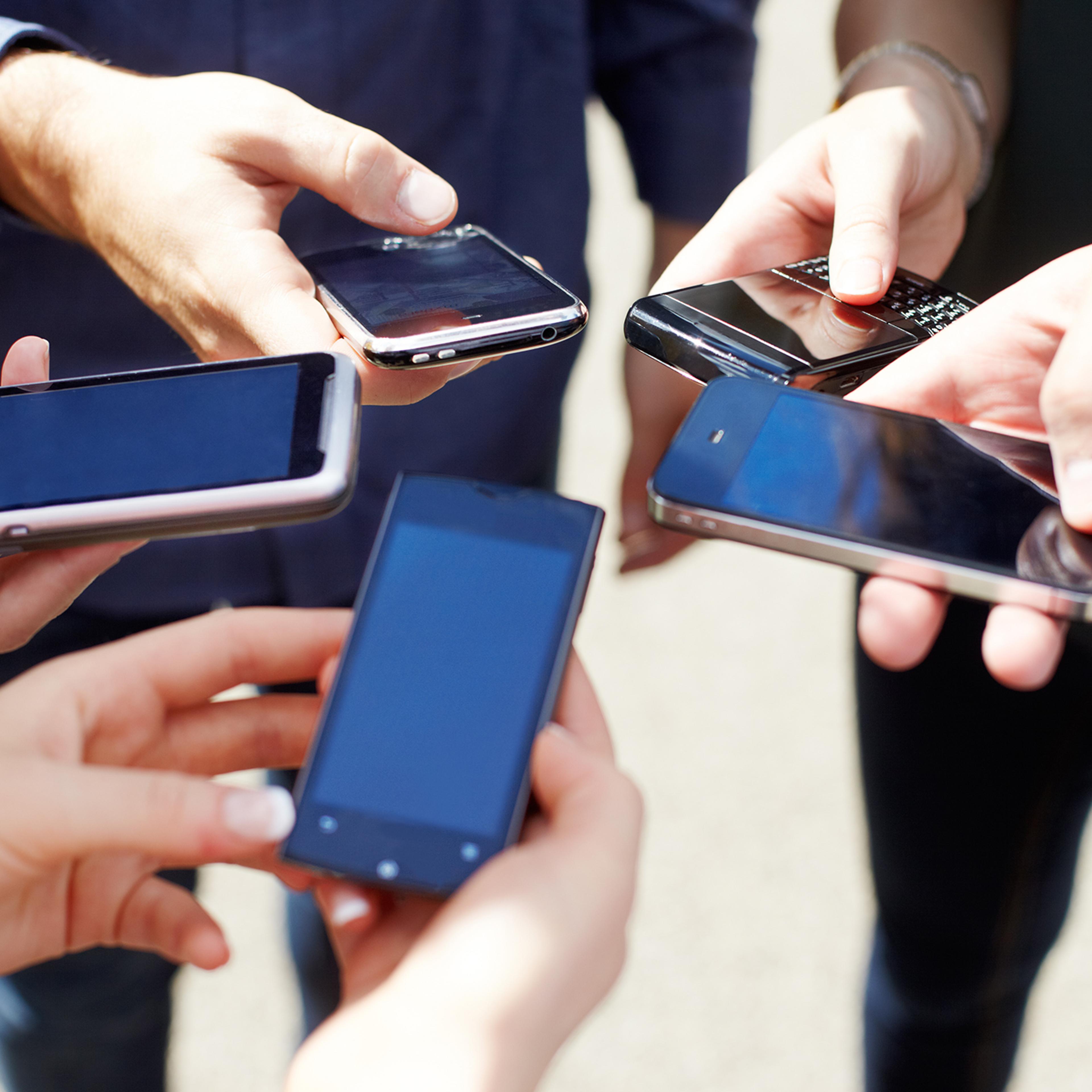 circle of friends with smartphones