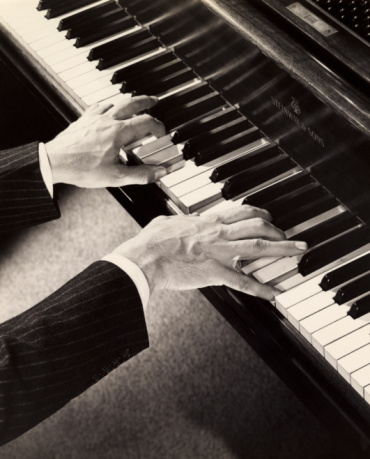 hands-playing-piano