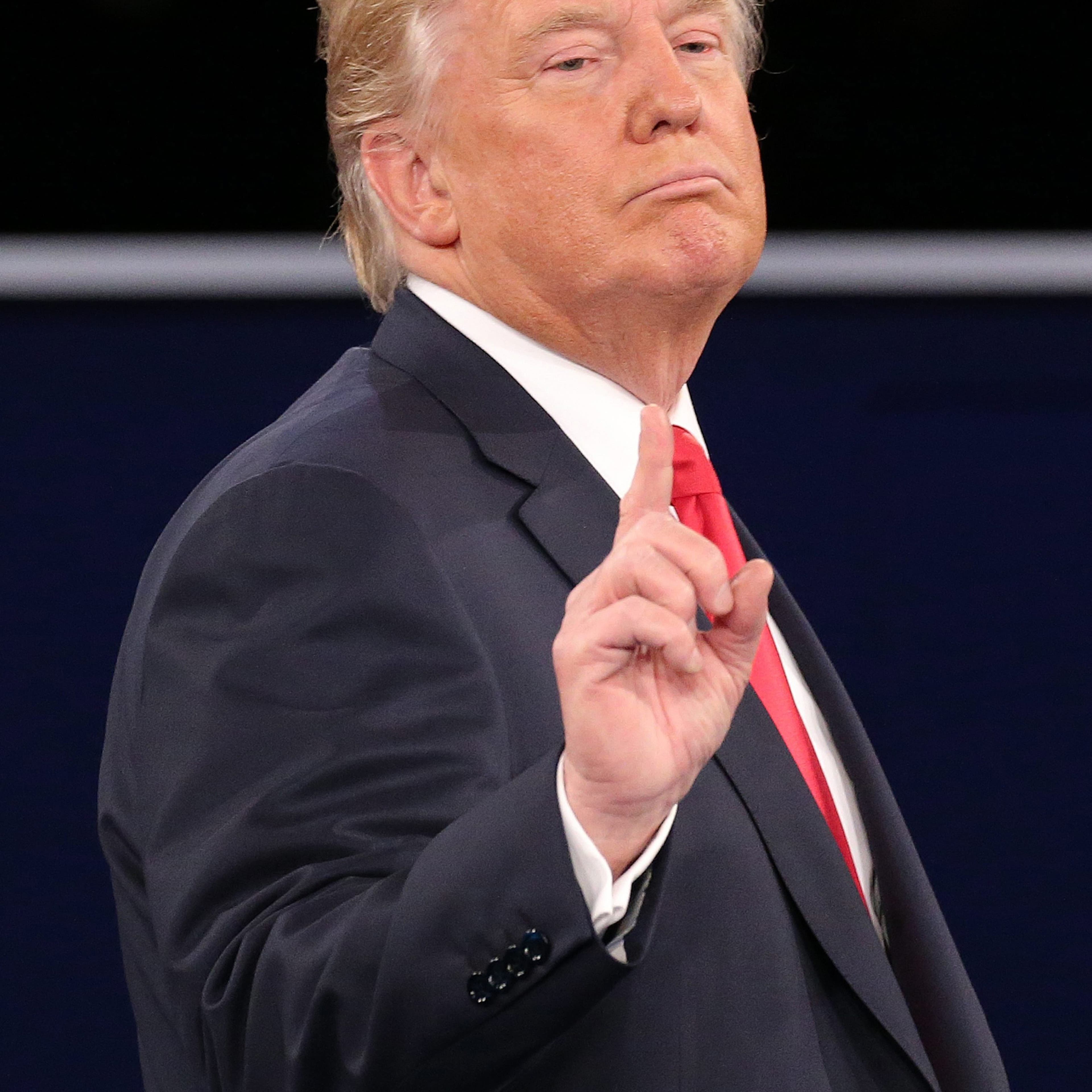 epa05579107 Republican Donald Trump during the second Presidential Debate at Washington University in St. Louis, Missouri, USA, 09 October 2016. The third and final debate will be held 19 October in Nevada. EPA/GARY HE
