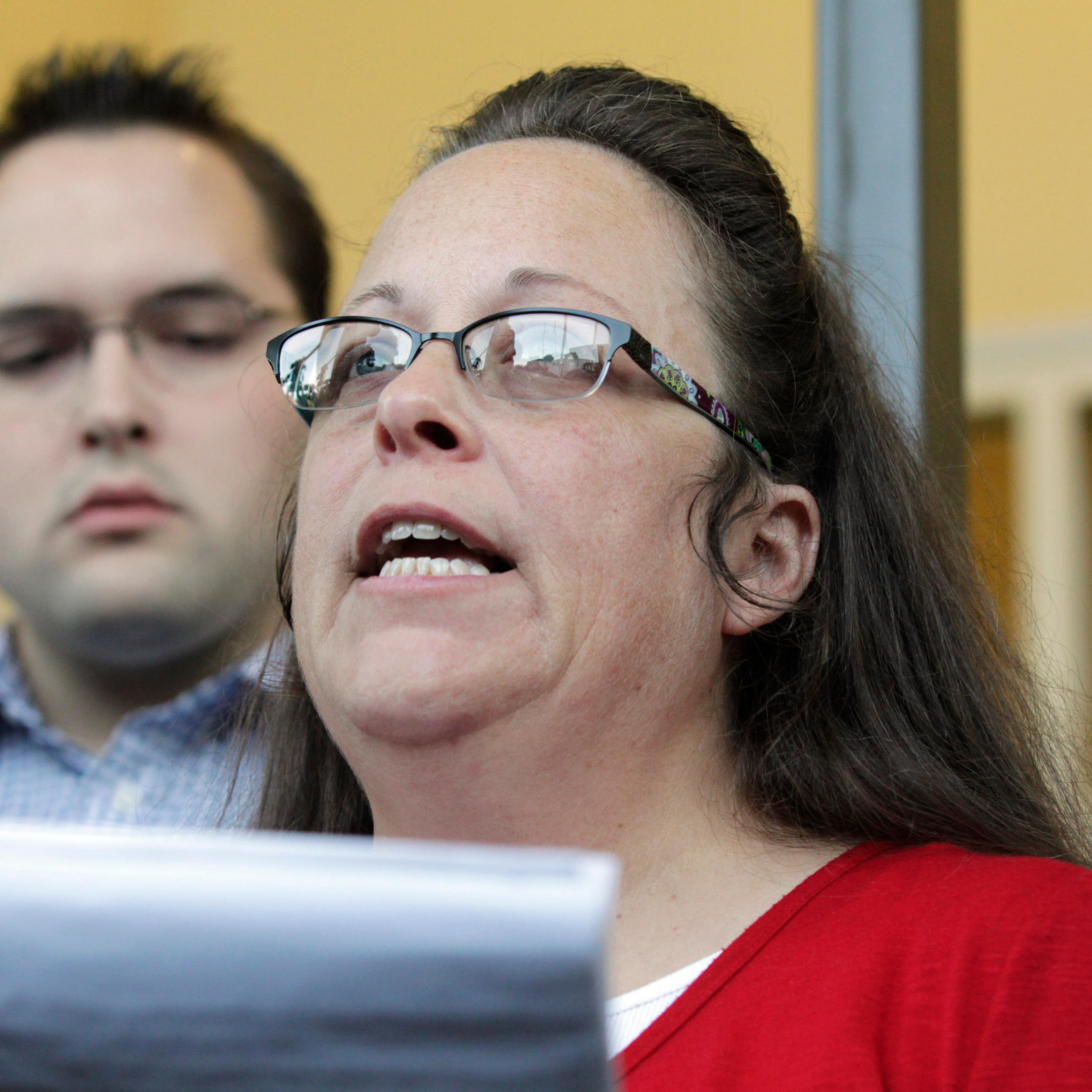Kentucky county clerk says she won't interfere with gay-marriage licenses