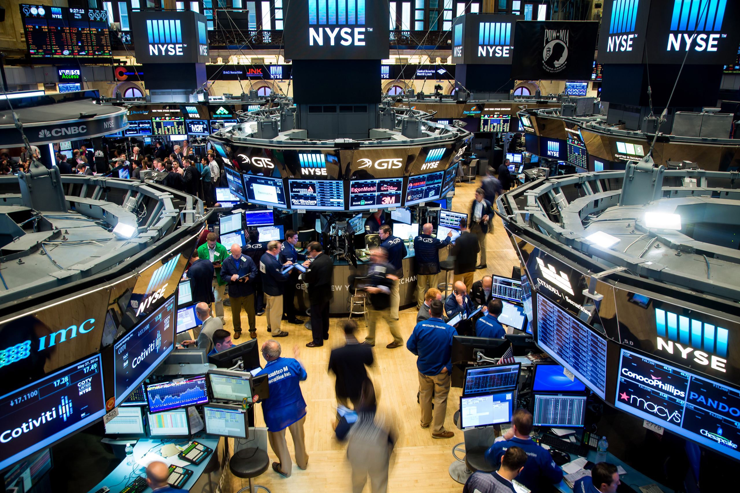 Traders work on the floor of the New York Stock Exchange (NYSE) in New York, U.S., on Friday, May 27, 2016. U.S. stocks edged higher, with the S&amp;P 500 on course for its biggest weekly advance since March, while investors awaited remarks from Federal 