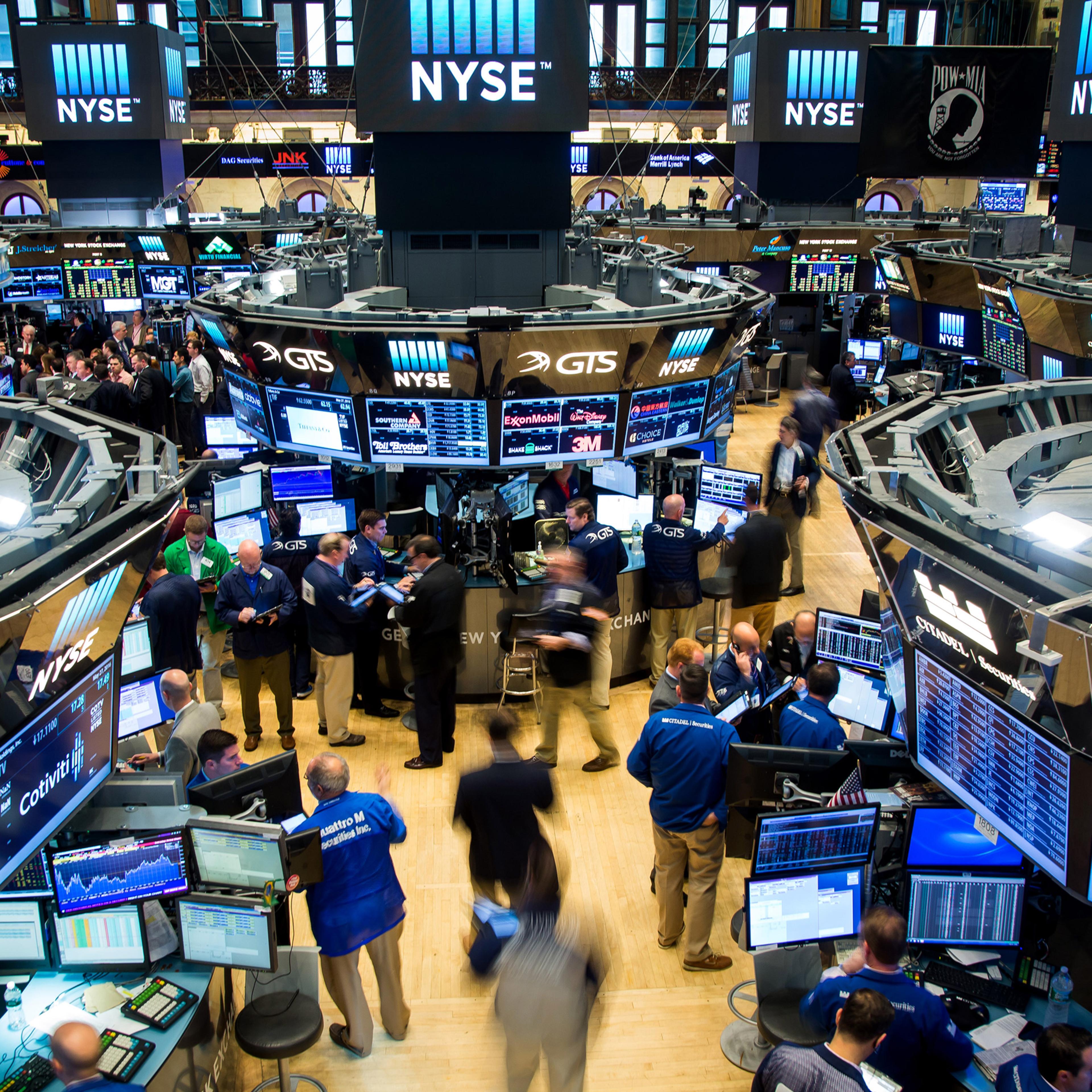 Traders work on the floor of the New York Stock Exchange (NYSE) in New York, U.S., on Friday, May 27, 2016. U.S. stocks edged higher, with the S&P 500 on course for its biggest weekly advance since March, while investors awaited remarks from Federal
