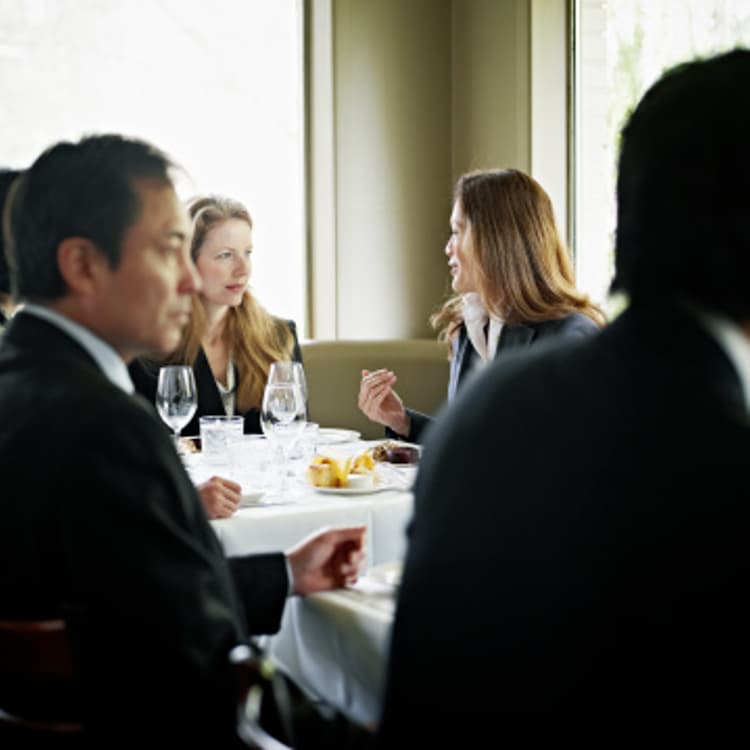 business-people-lunch