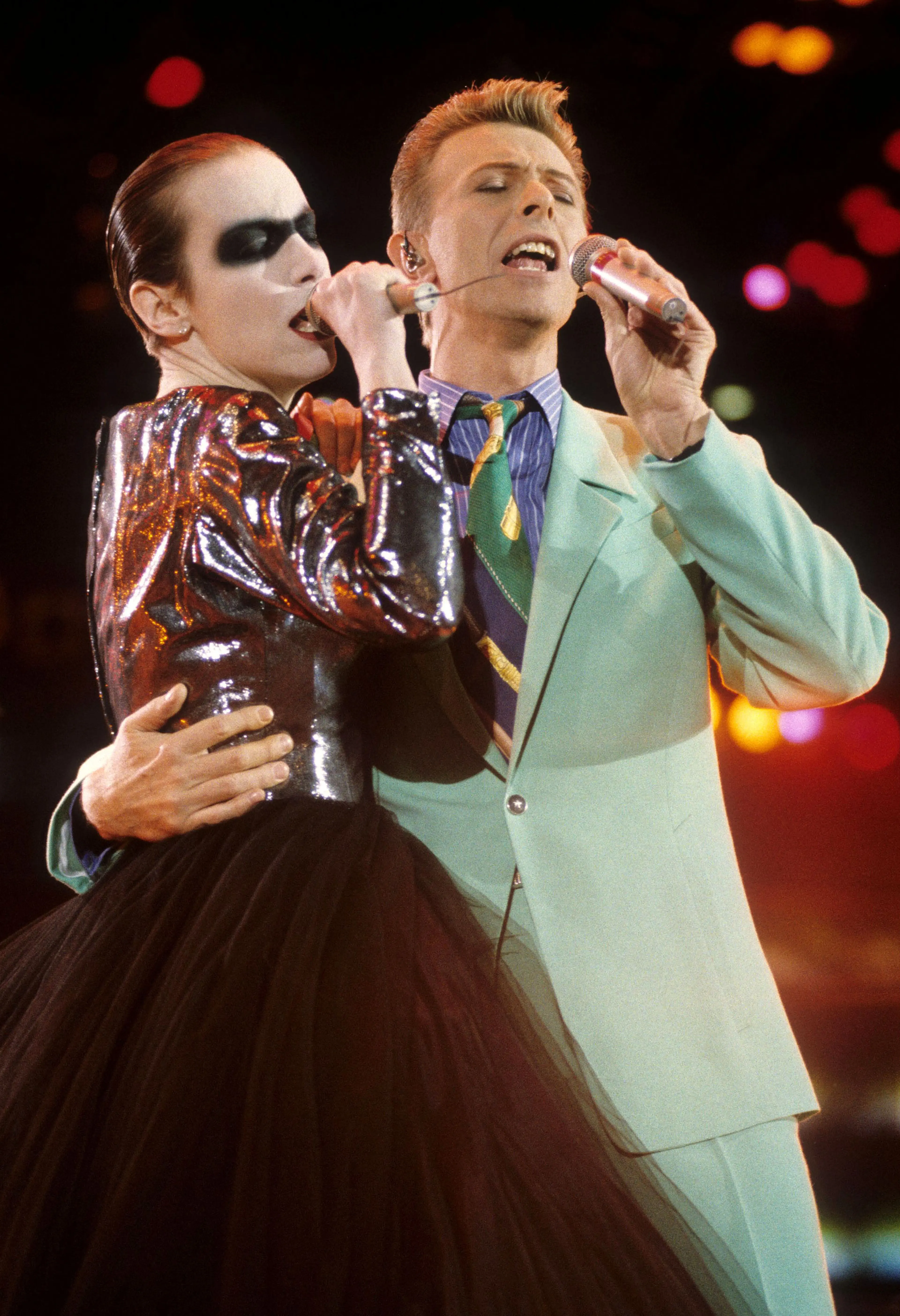 The ConcerAnnie Lennox and David Bowie perform "Under Pressure" at the Freddie Mercury Tribute Concert on April 20, 1992 in London.