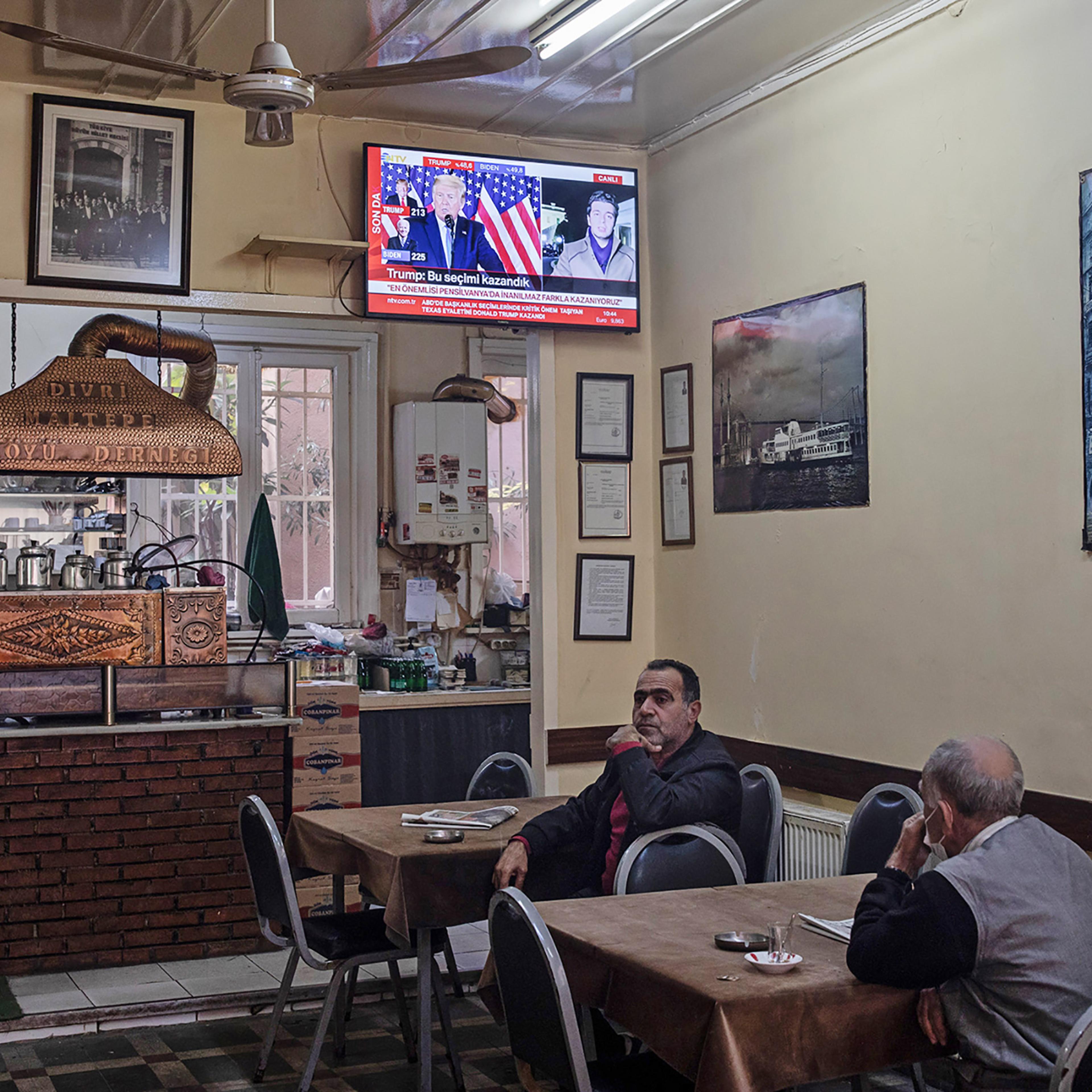 Tea drinkers in Istanbul watch one of President Trump’s press conferences