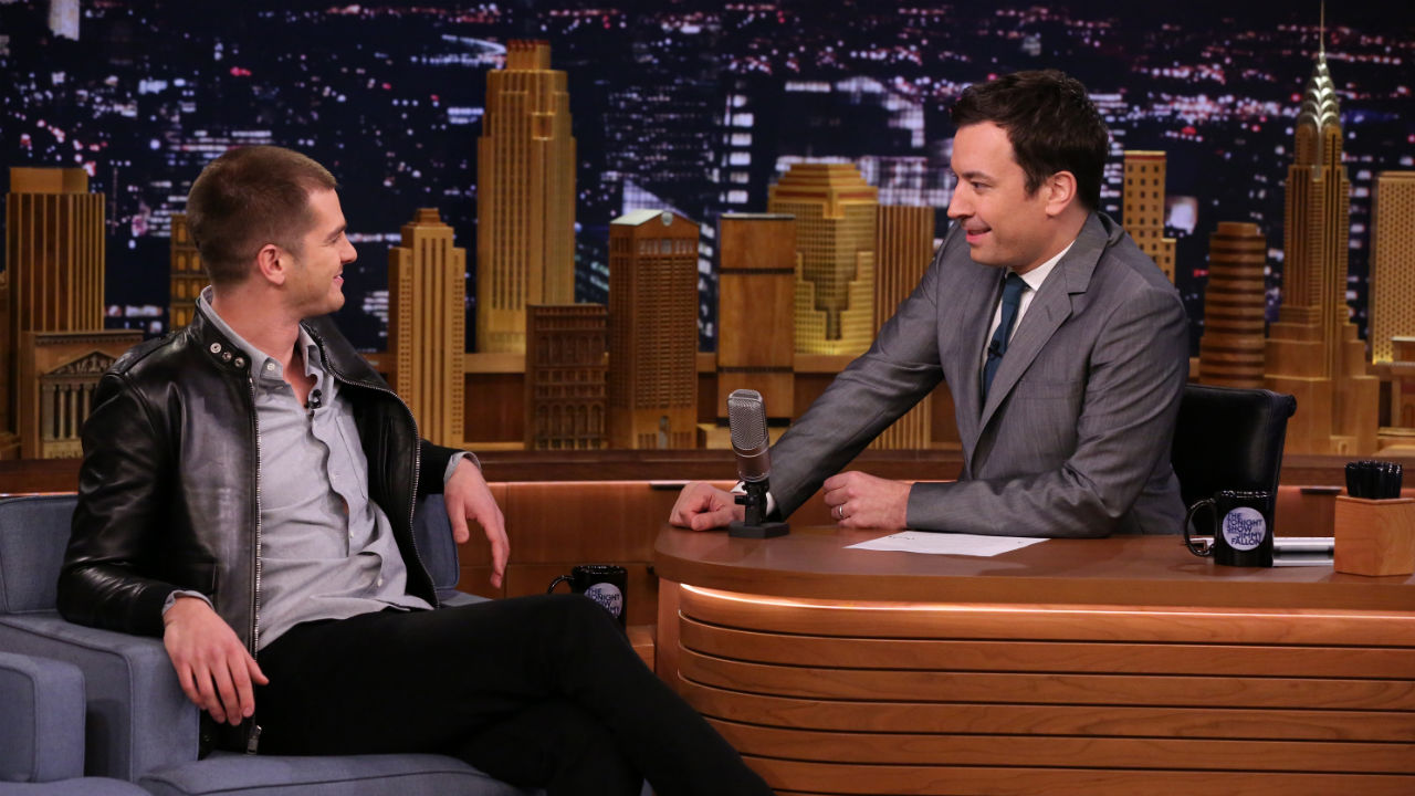 On Late Night with Jimmy Fallon, Andrew Garfield Gushes Over Emma Stone’s Raping Skills