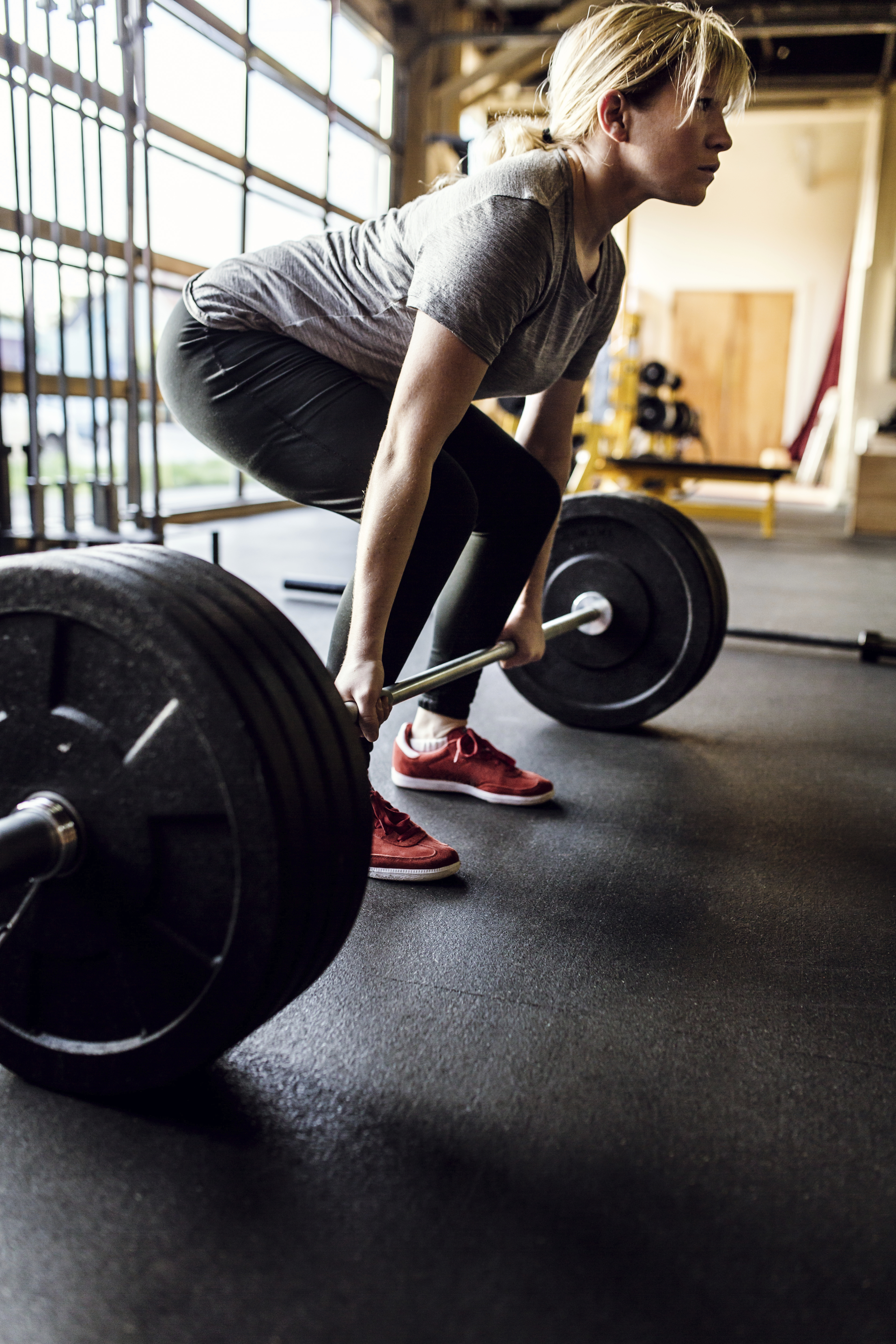 woman-doing-deadlift