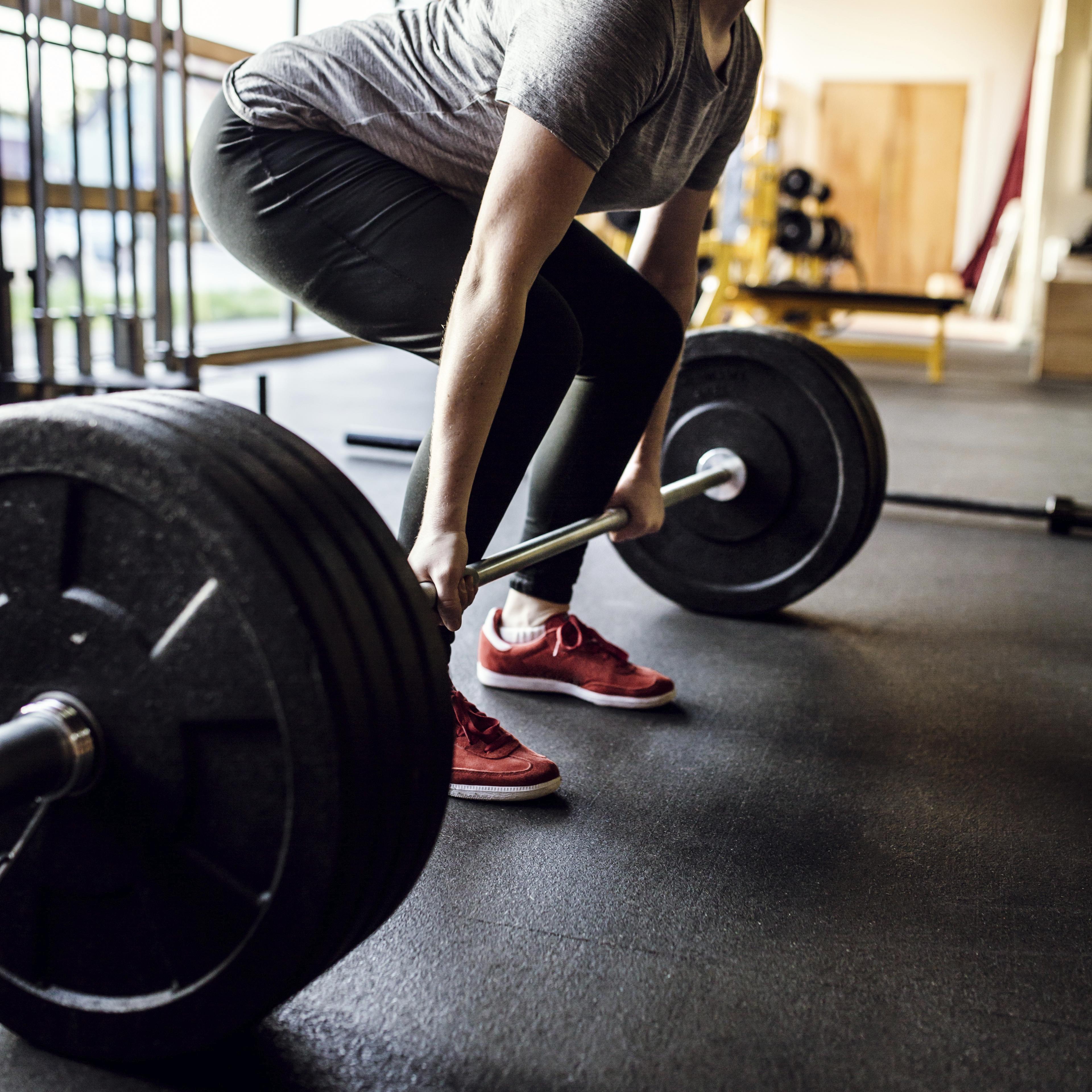 woman-doing-deadlift