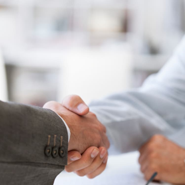 businessmen-handshake-close-up