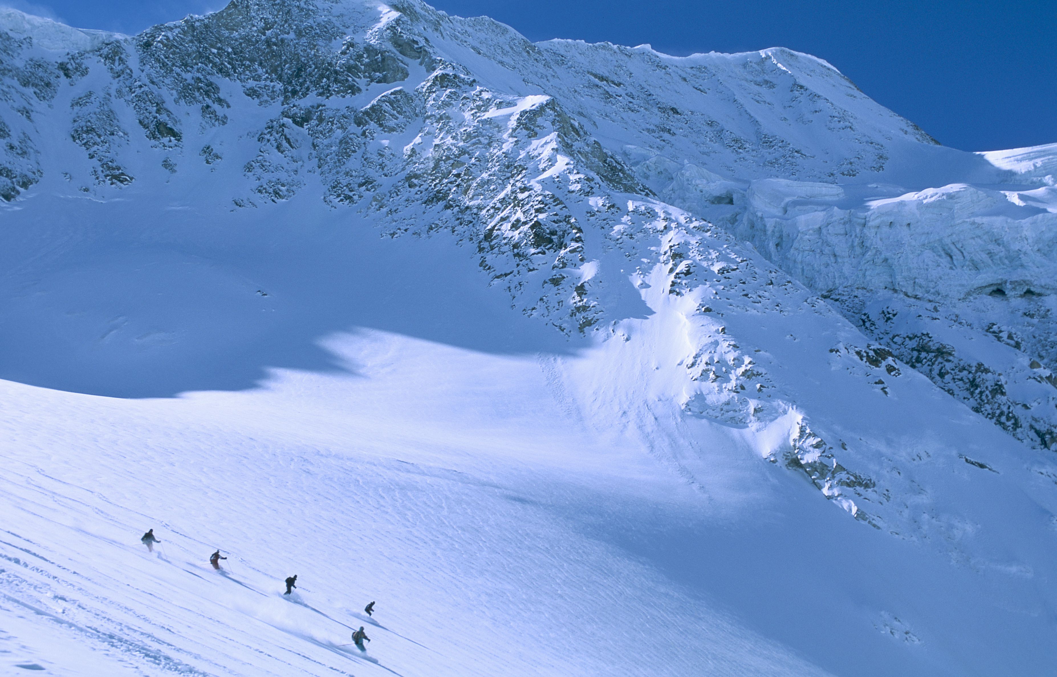 DESCENTE A SKI DU PIGNE D'AROLLA, CANTON DU VALAIS, SUISSE