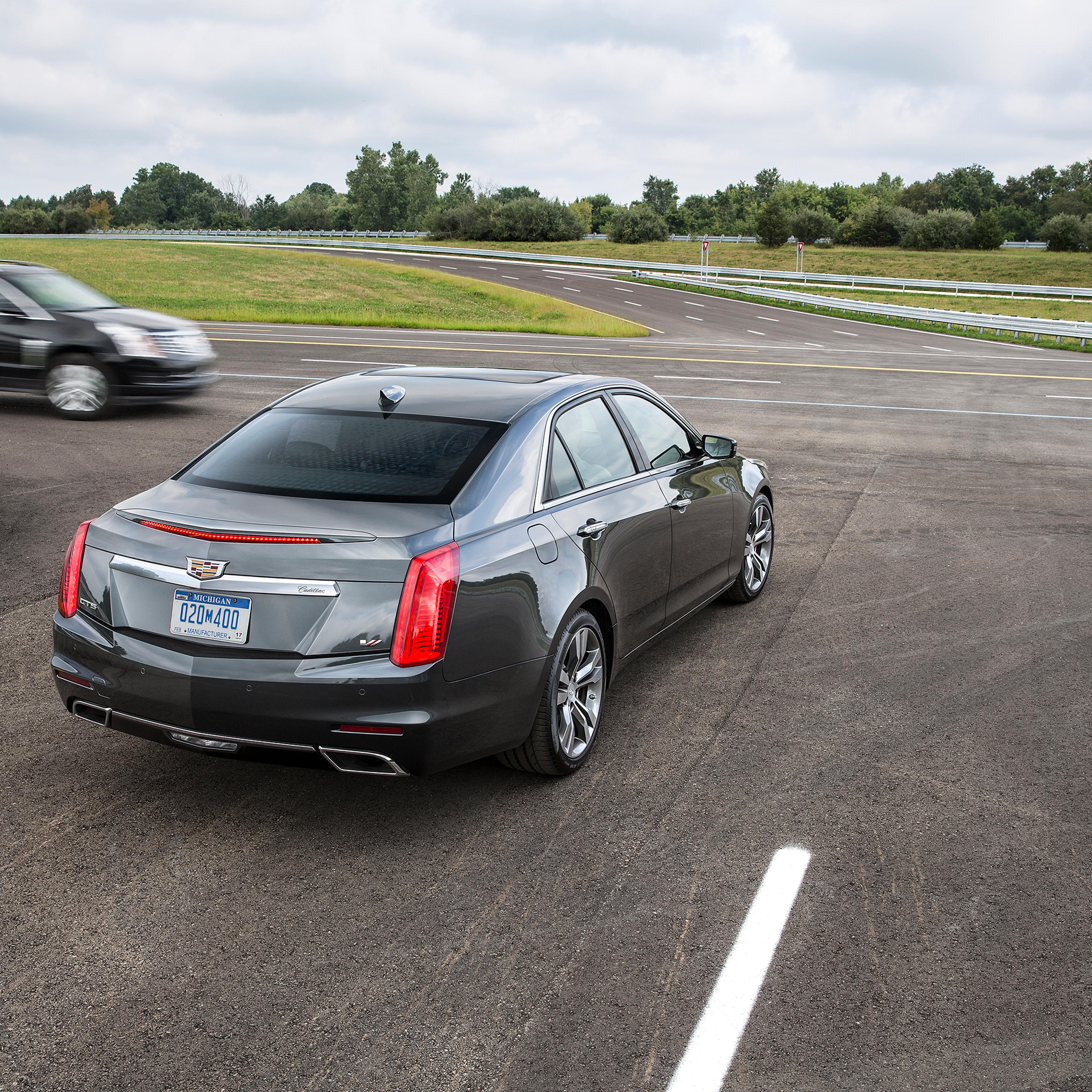 A 2015 Cadillac CTS, equipped with V2V technology, notifies the driver of the approaching Cadillac SRX from the left before the driver could see the vehicle.
