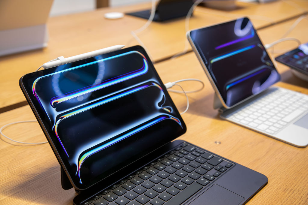 New Apple iPads Go On Sale At Fifth Avenue Store