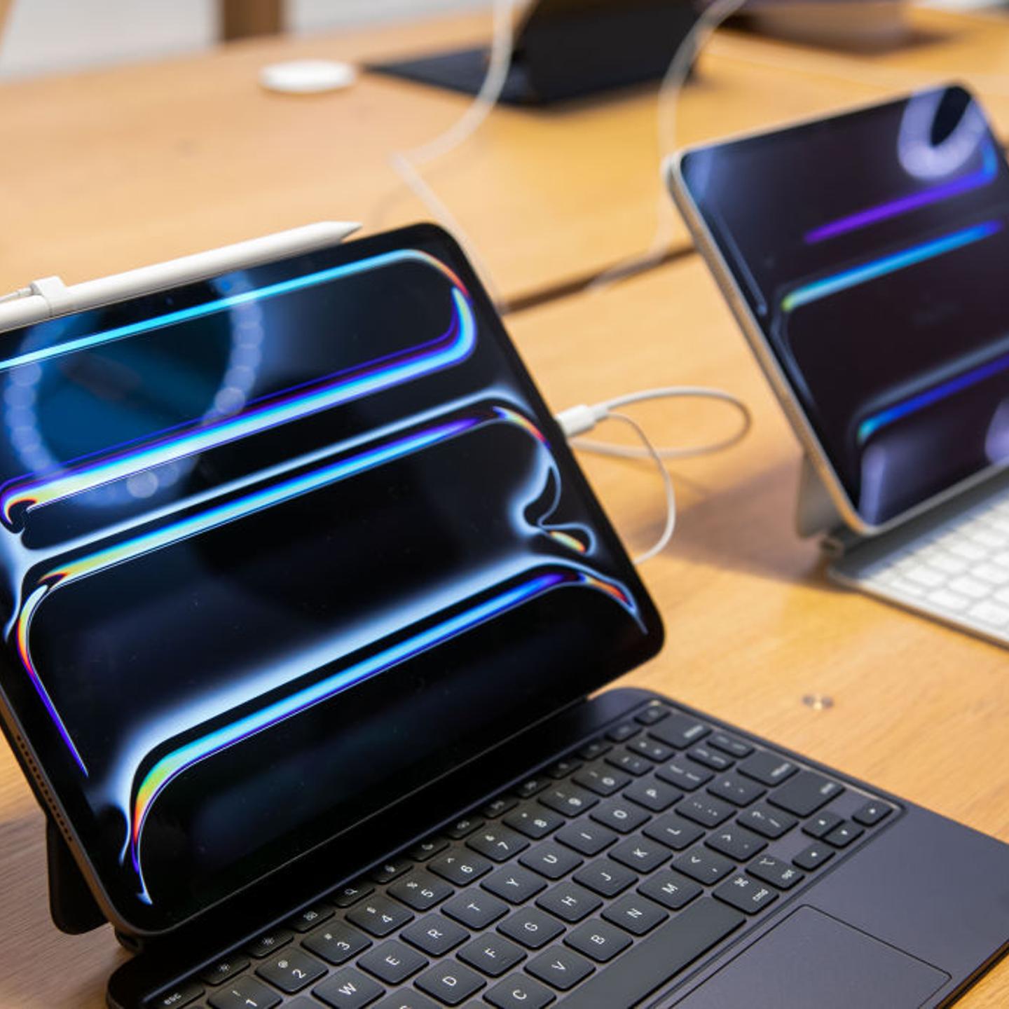 New Apple iPads Go On Sale At Fifth Avenue Store