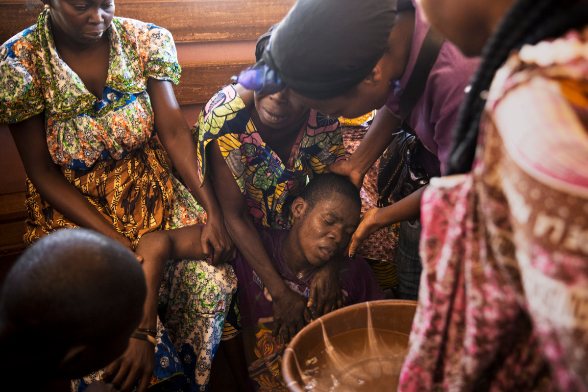 Bangui.A man who survived a grenade attack that killed 13 persons, including a woman and 2 kids, at Fatima district, is collapsing at the morgue of the hospital where some relatives body where brought.