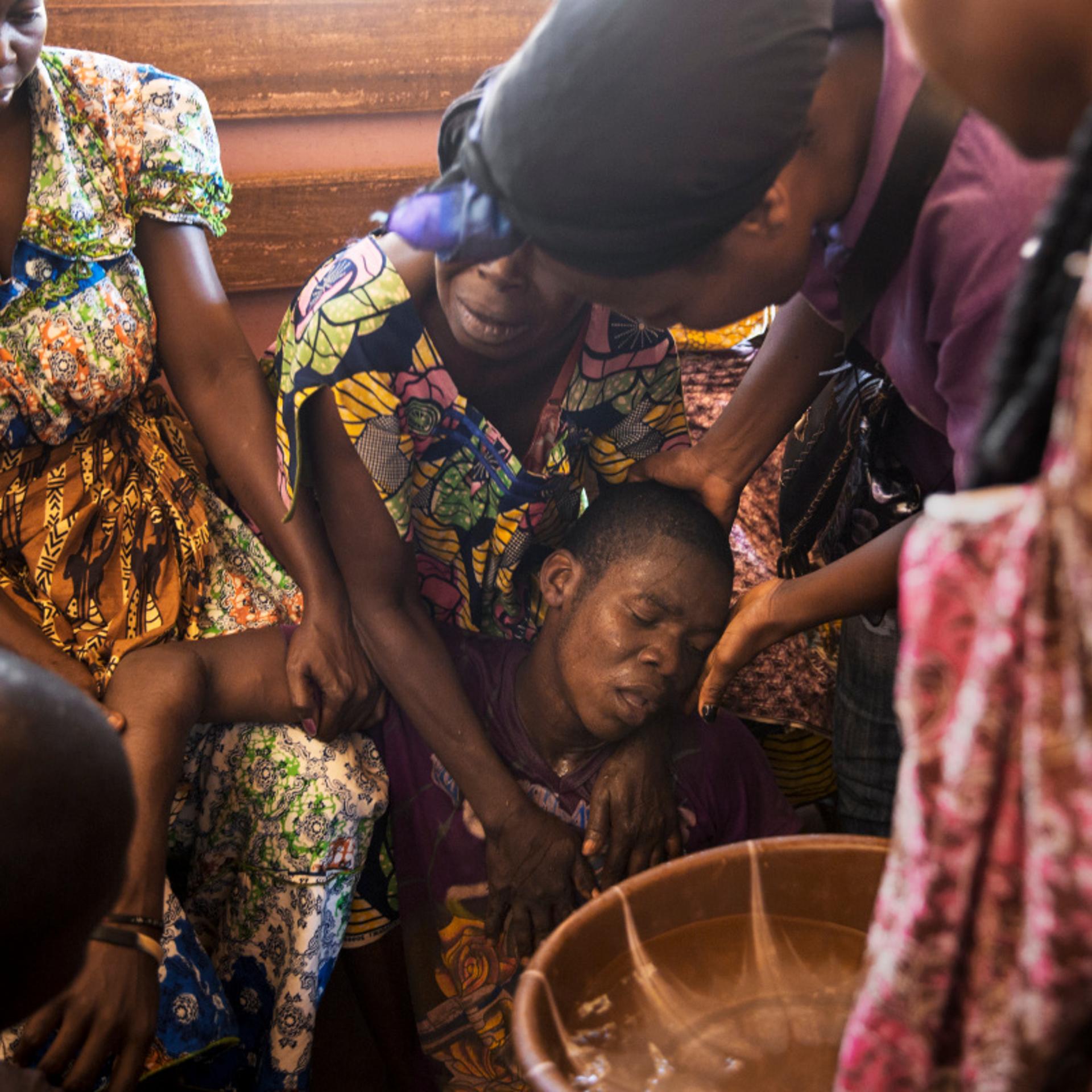 Bangui.A man who survived a grenade attack that killed 13 persons, including a woman and 2 kids, at Fatima district, is collapsing at the morgue of the hospital where some relatives body where brought.