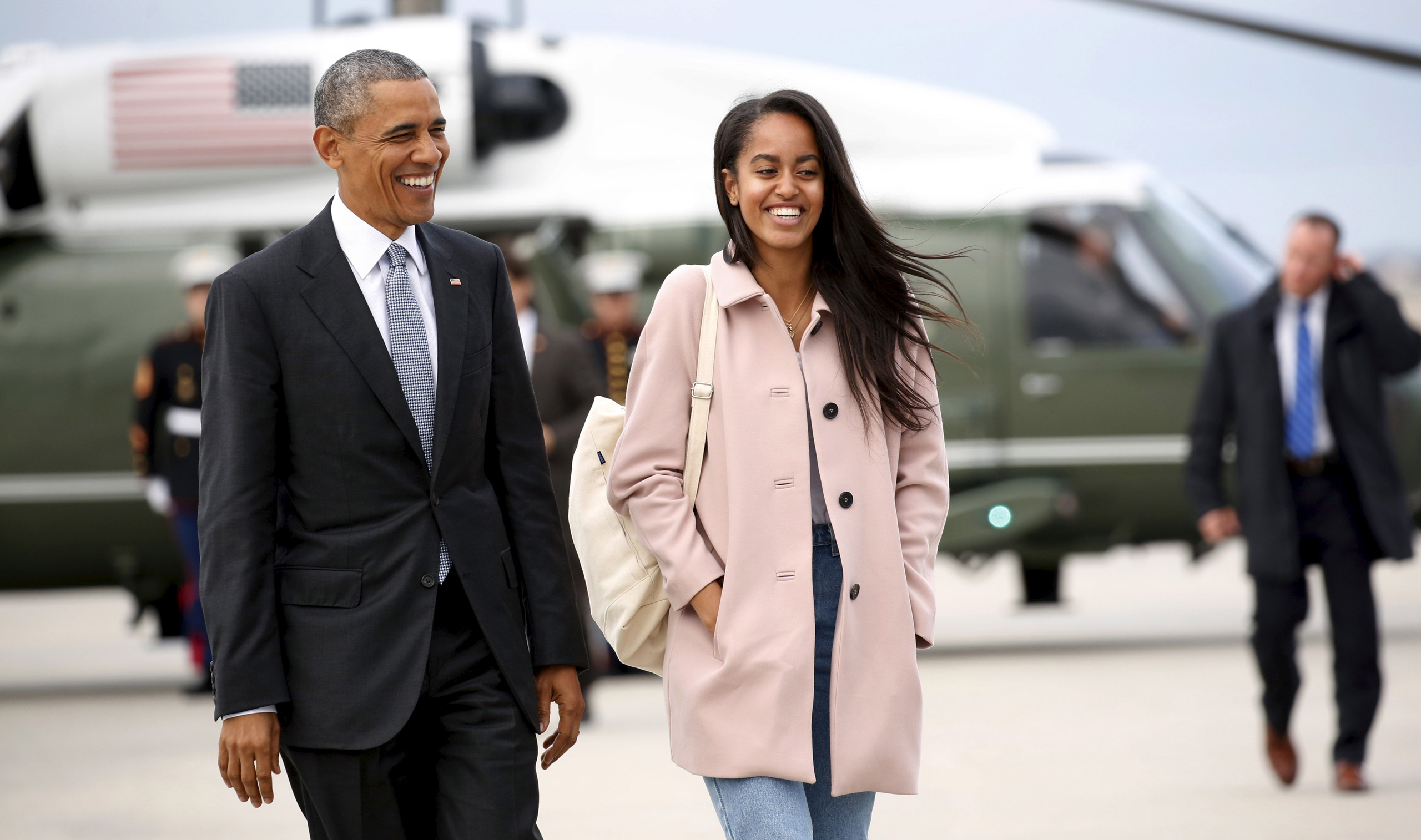 U.S. President Barack Obama and his daughter Malia walk from Marine One to board Air Force One upon their departure from O'Hare Airport in Chicago April 7, 2016. REUTERS/Kevin Lamarque - RTSE37V