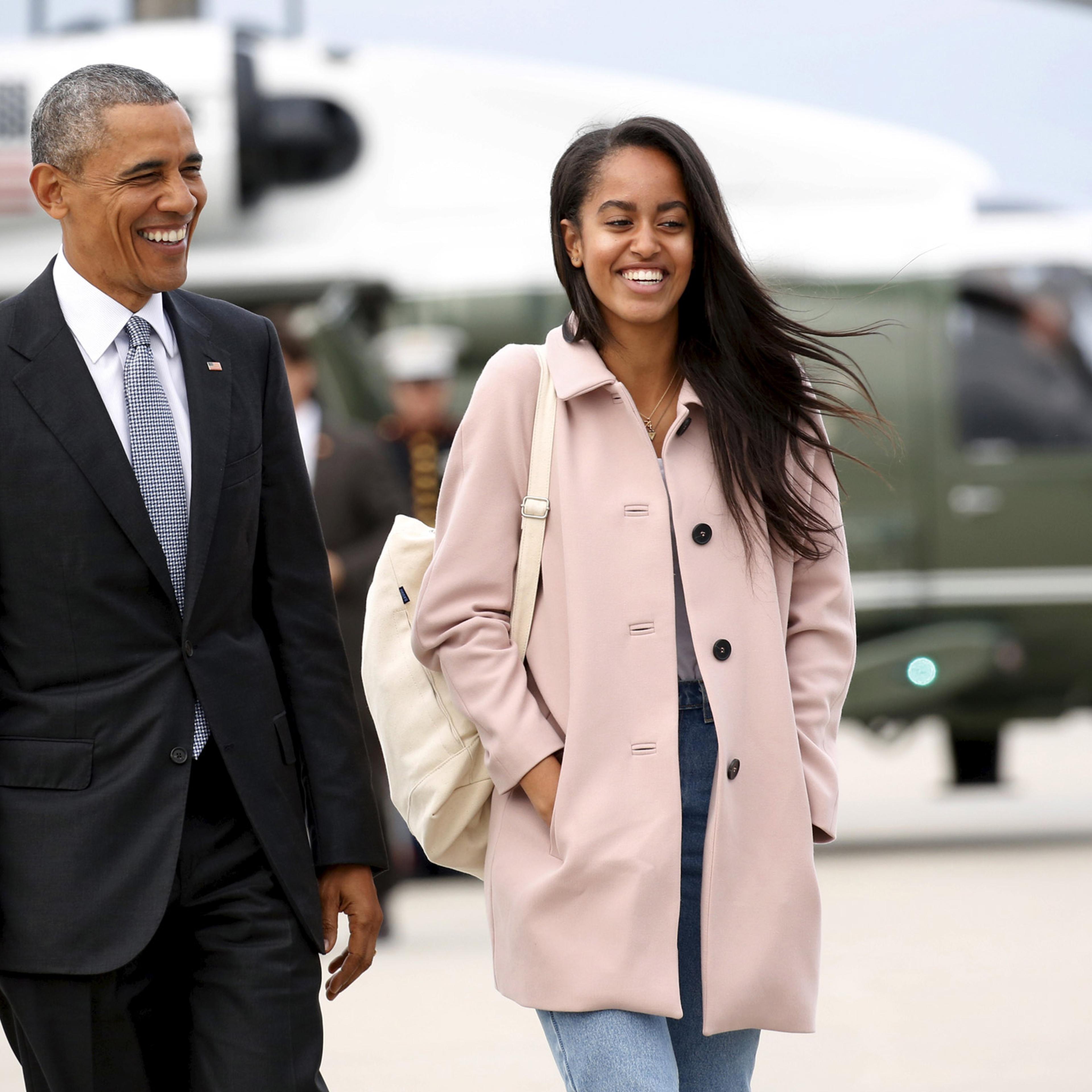 U.S. President Barack Obama and his daughter Malia walk from Marine One to board Air Force One upon their departure from O'Hare Airport in Chicago April 7, 2016. REUTERS/Kevin Lamarque - RTSE37V
