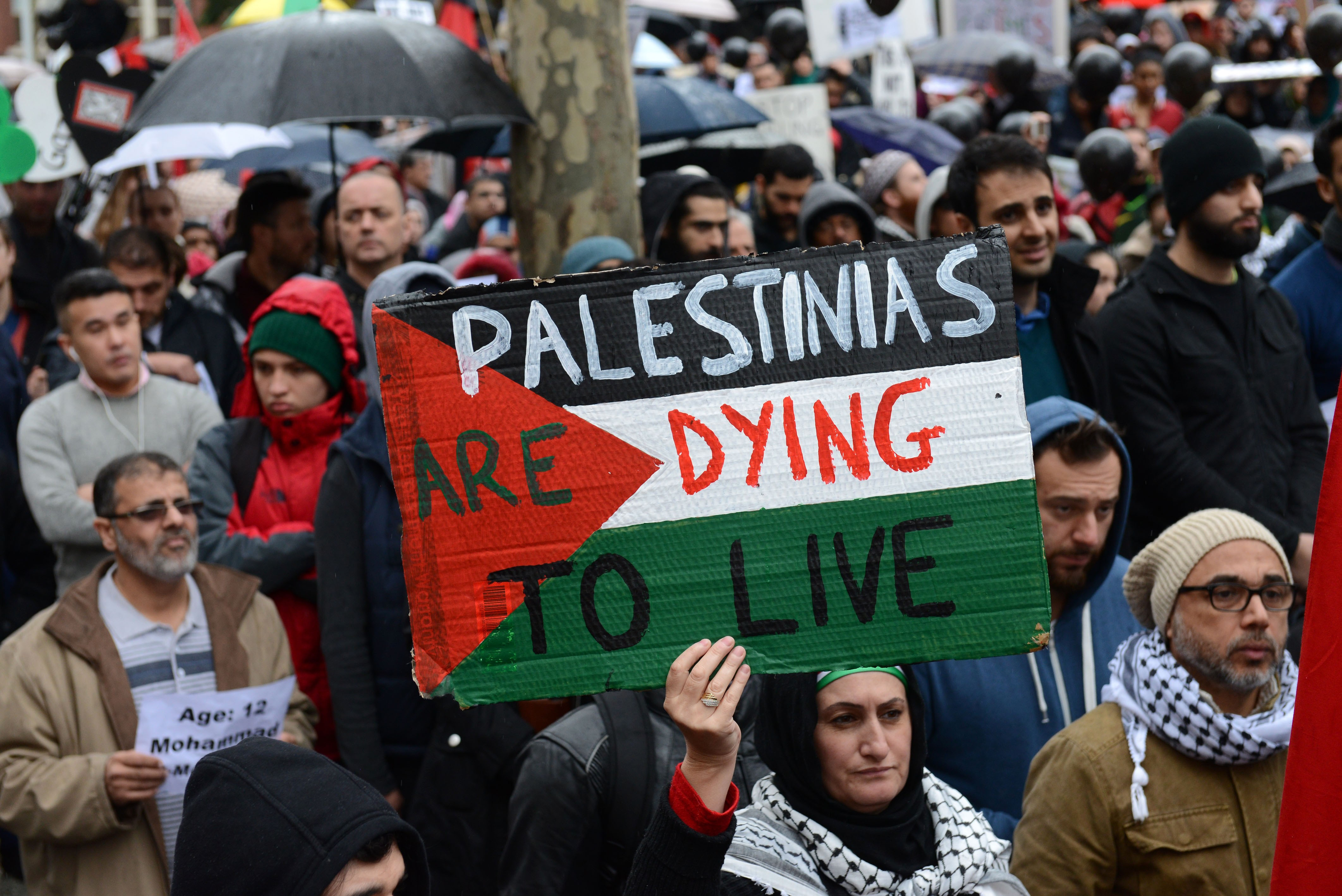 Australians protest Israeli attacks in Melbourne