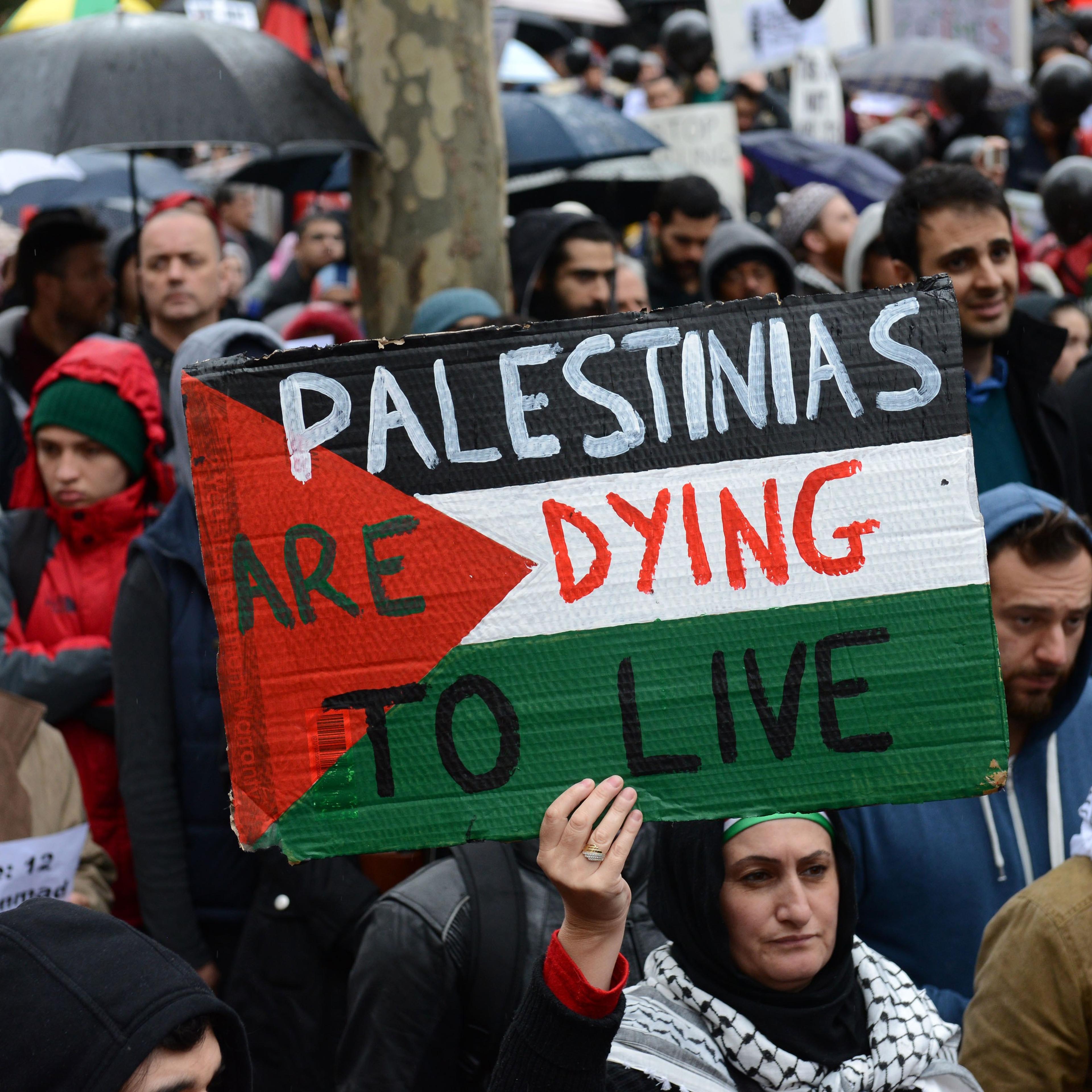 Australians protest Israeli attacks in Melbourne