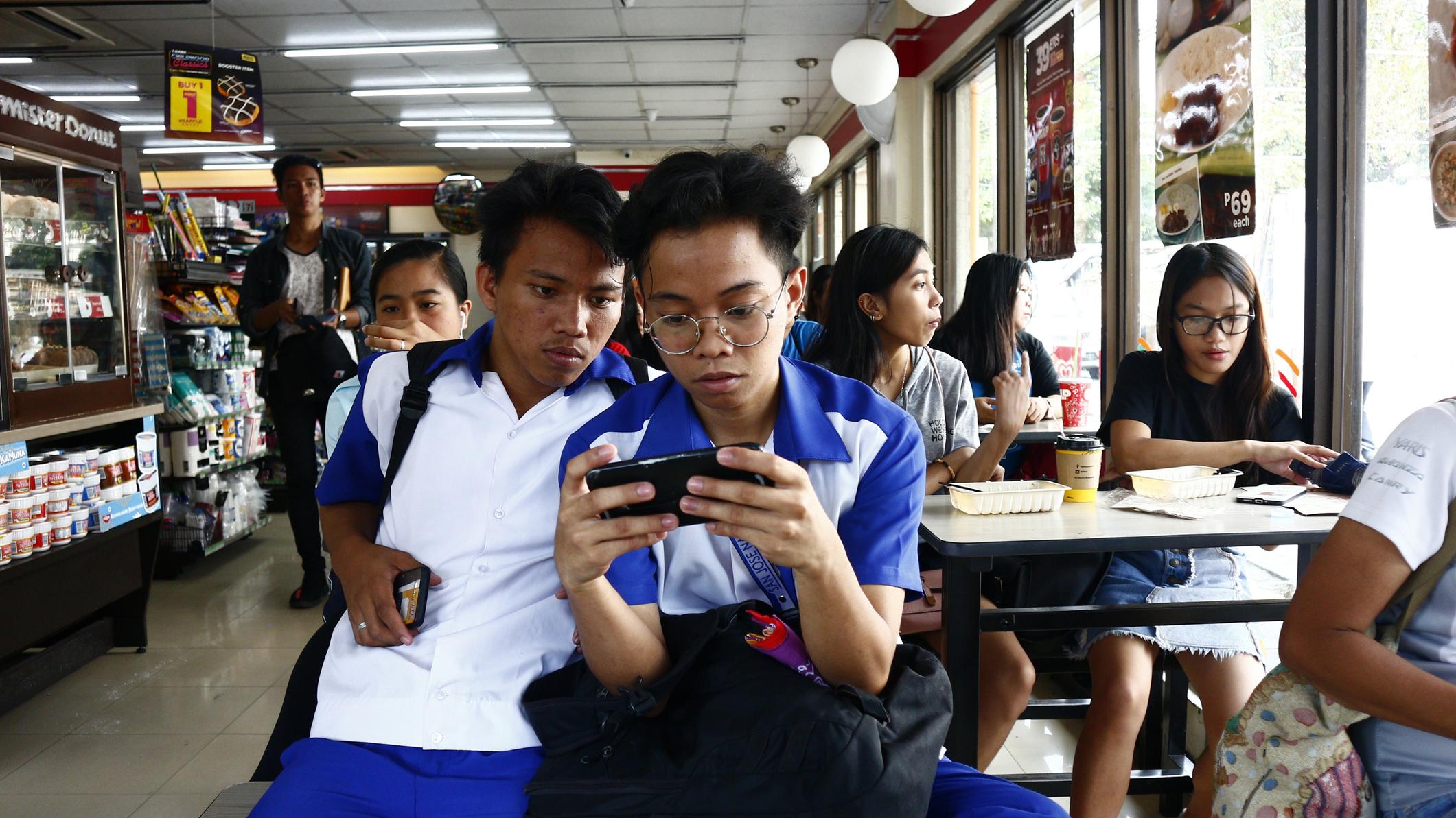 Como a violência escolar se tornou um catalisador para os legisladores filipinos reprimirem o uso das mídias sociais pelas crianças
