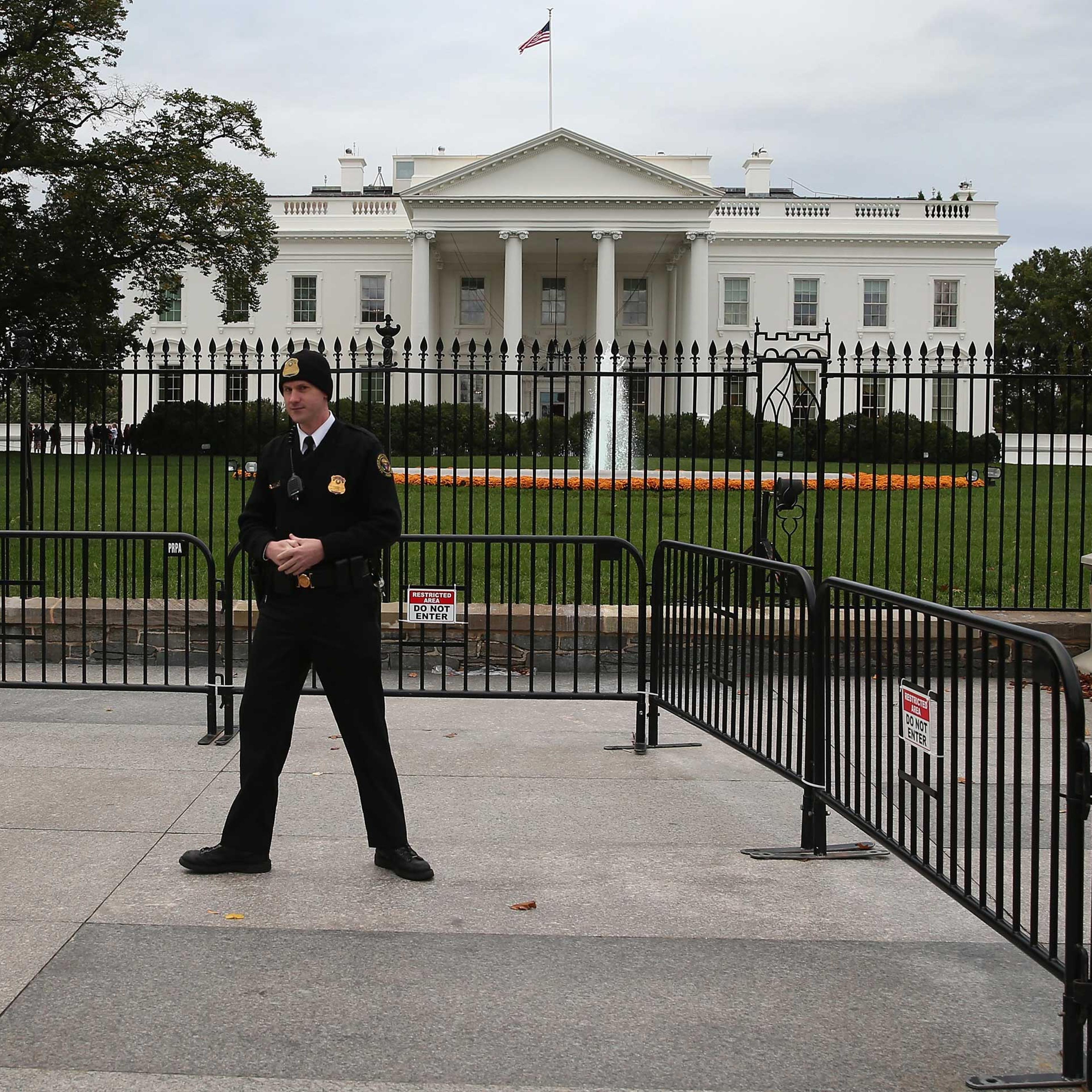 A member of the US Secret Service stands guard in front of the White House in Washington on Oct. 23, 2014.