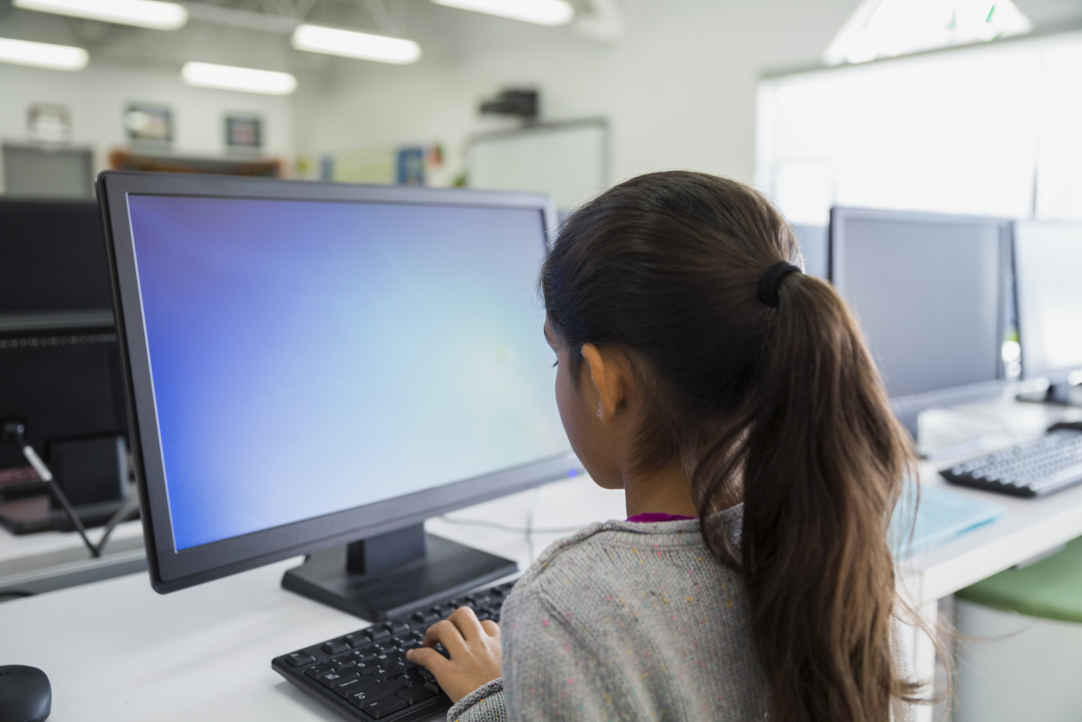 girl-computer-school