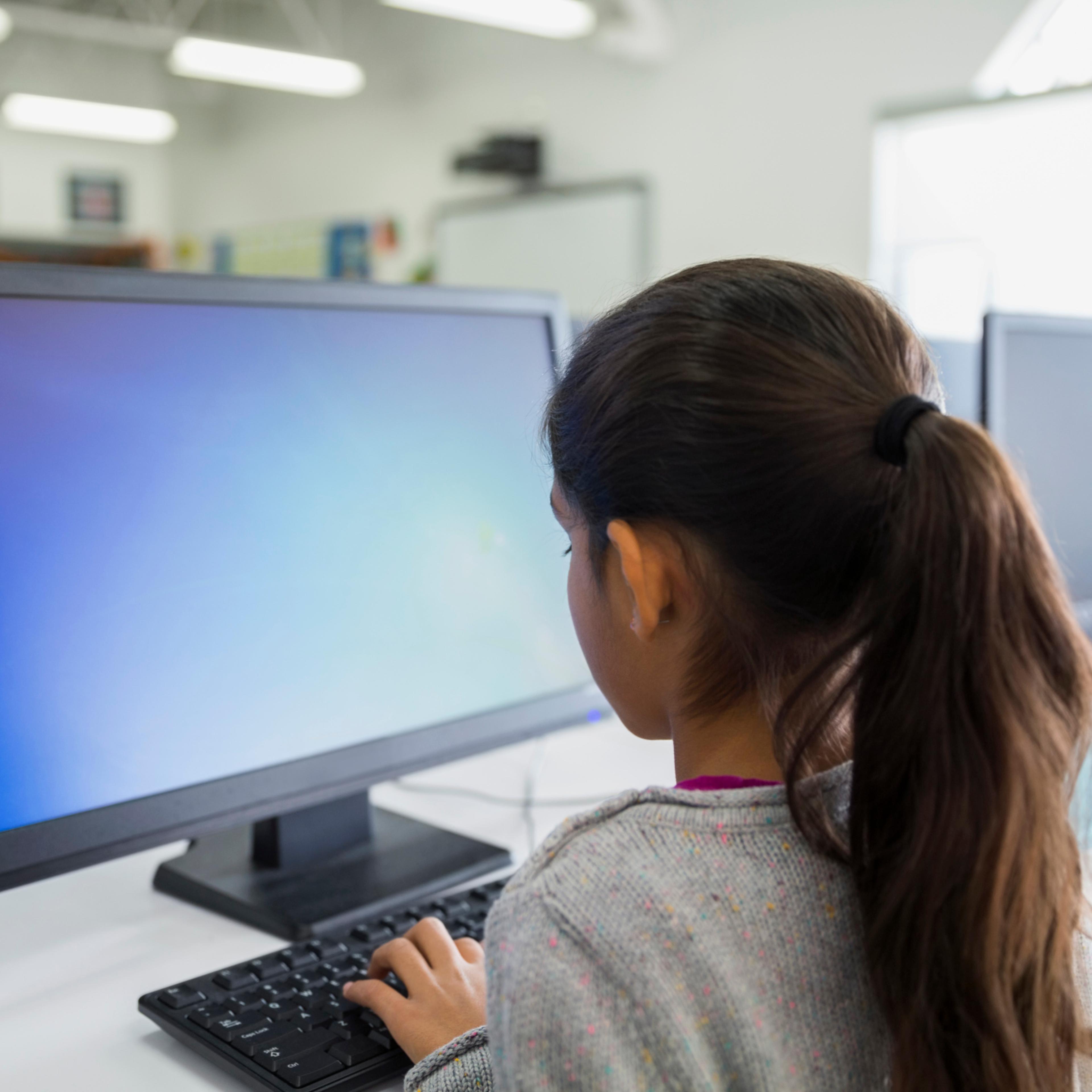 girl-computer-school