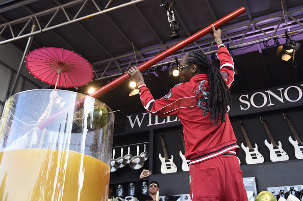 Snoop Dogg breaks the Guiness World Record for largest paradise cocktail