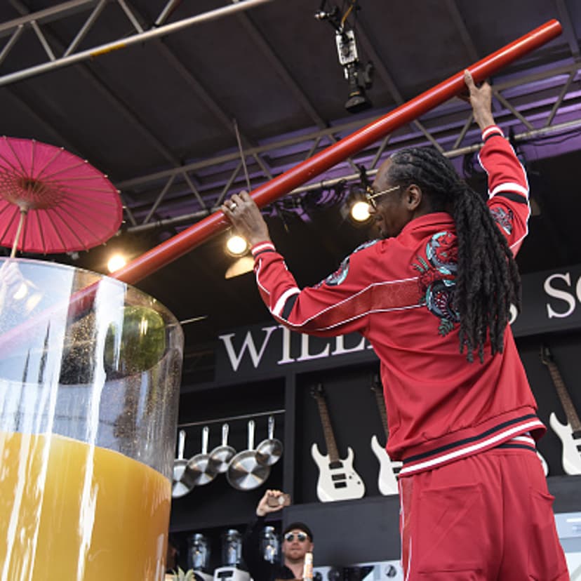 Snoop Dogg breaks the Guiness World Record for largest paradise cocktail