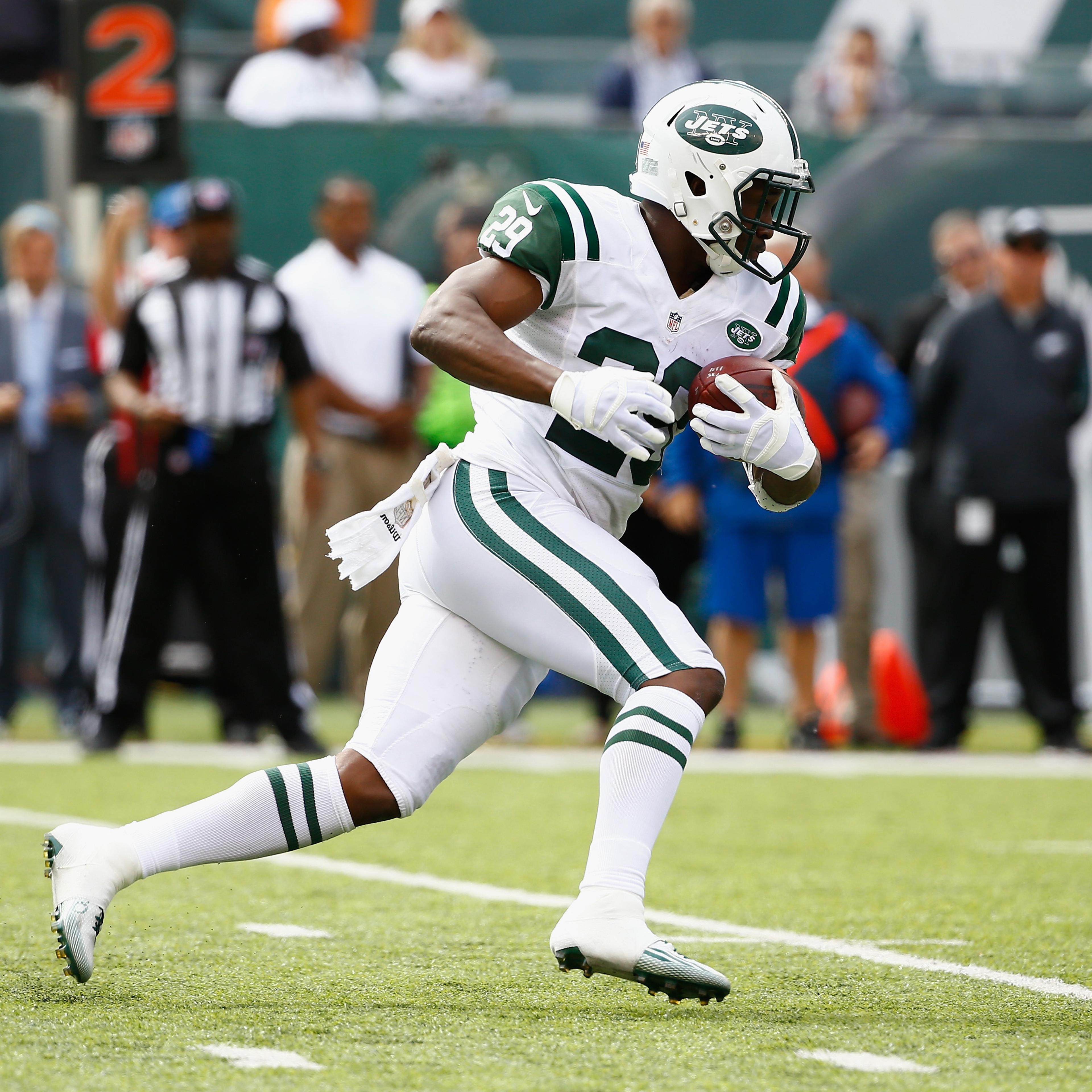 Bilal Powell #29 of the New York Jets runs against the Philadelphia Eagles during their game at MetLife Stadium on September 27, 2015 in East Rutherford, New Jersey.